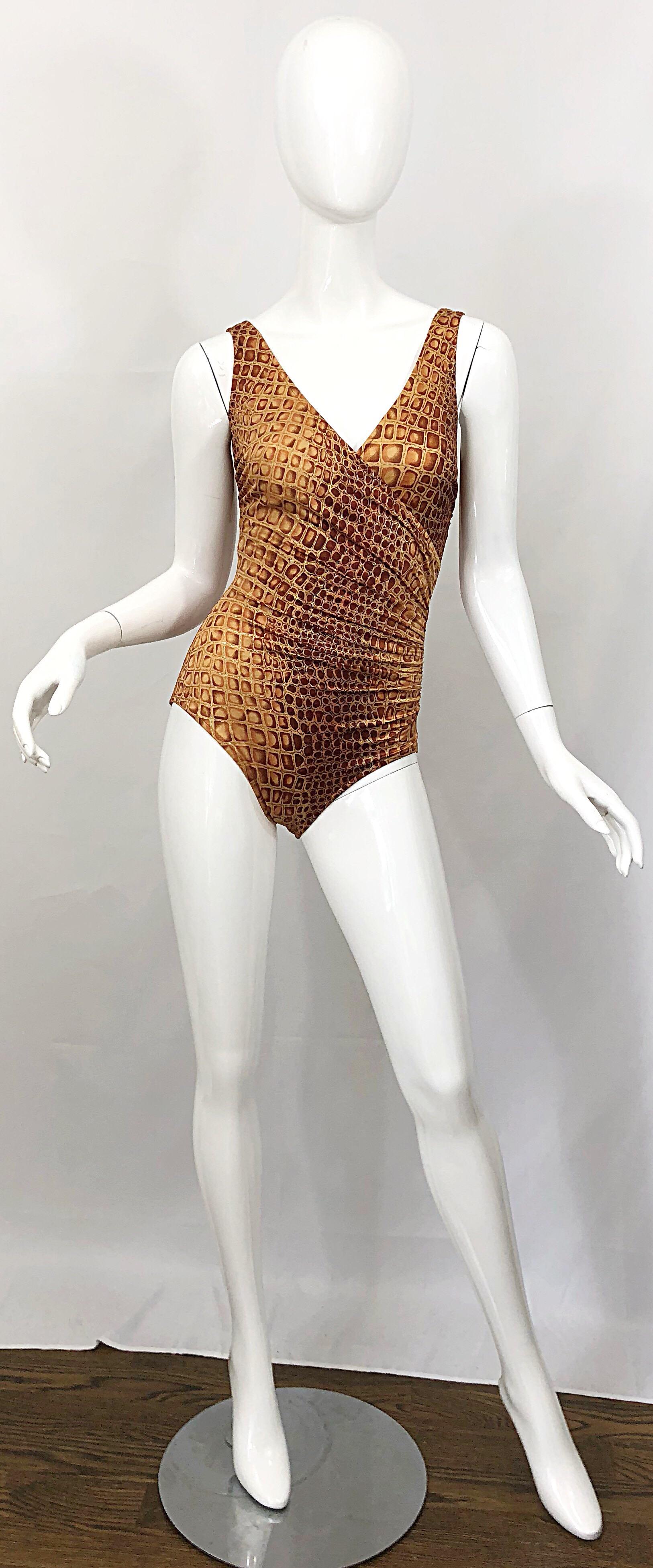 Neu mit Tags (NWT) Vintage 90s BILL BLASS ein Stück Badeanzug oder Bodysuit! Der schicke Alligator-/Krokodilschnitt schmeichelt der Figur. Brauntöne, Rost und ein gedämpftes Gold. Ein sehr schlank machender Anzug, der sich hervorragend für den