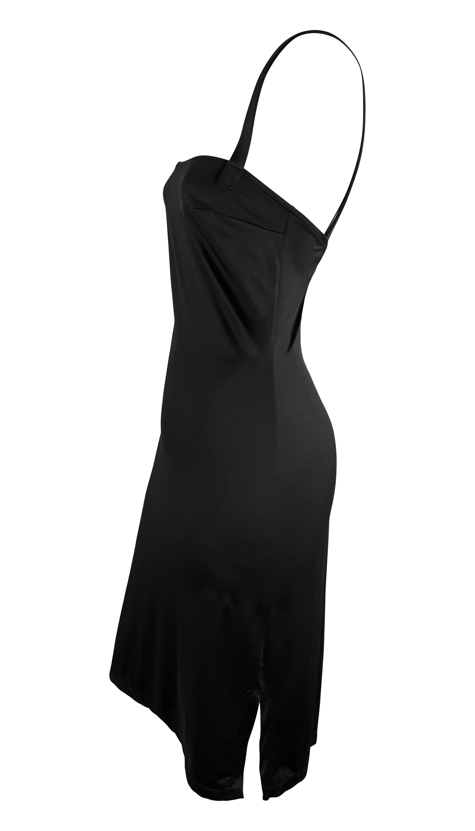 De finales de los 90, este elegante vestido negro elástico de Dolce & Gabbana tiene tirantes finos, escote cuadrado y pequeñas aberturas a ambos lados. Este vestido playero de Dolce & Gabbana, que no se ha usado nunca, tiene cierres de velcro en la