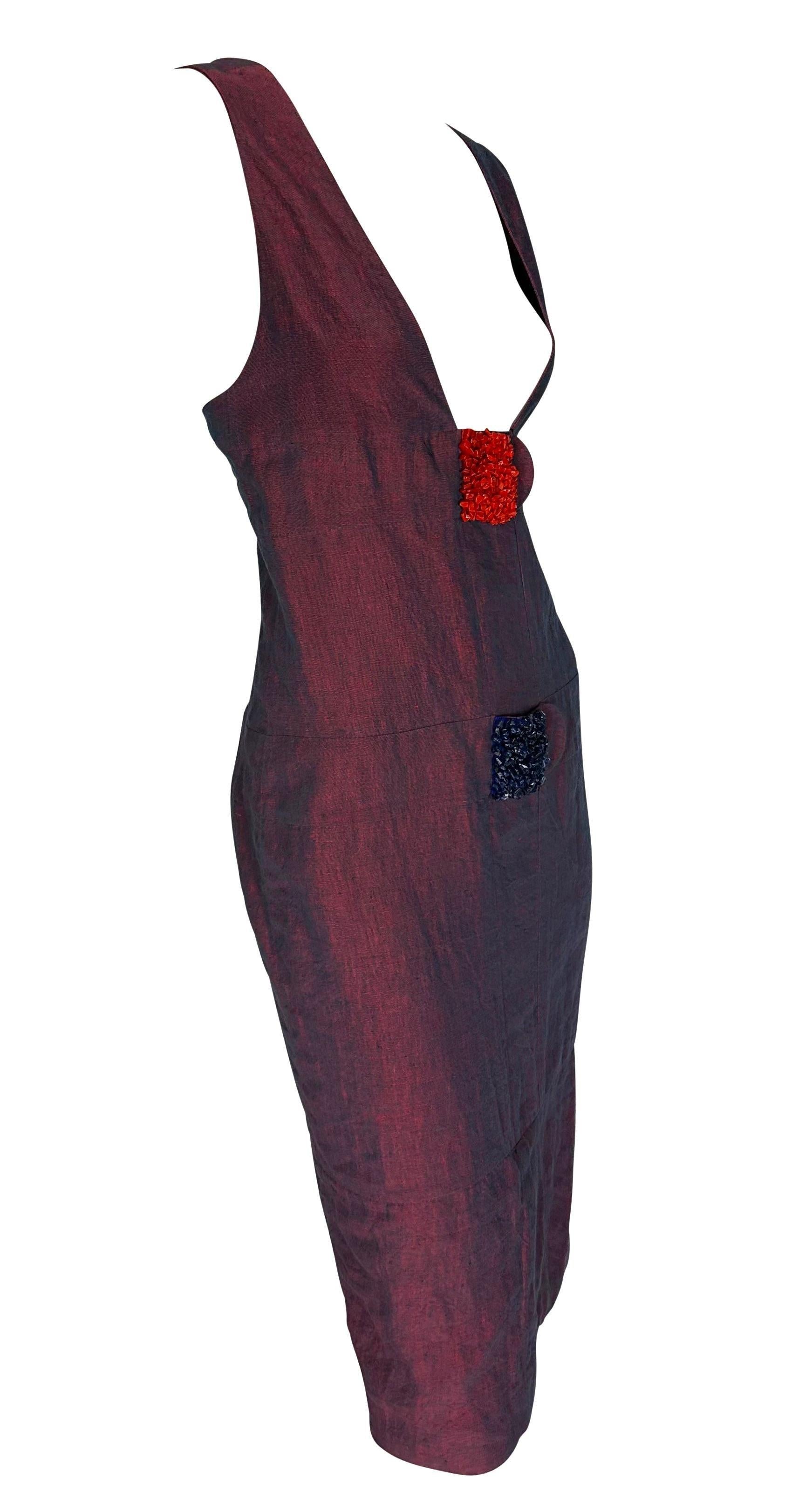 Voici une magnifique robe Fendi en lin rouge irisé, dessinée par Karl Lagerfeld. Datant des années 1990, cette robe présente un décolleté profond, des carrés perlés rouges et noirs sur le devant et un dos semi-exposé. Cette robe n'a jamais été