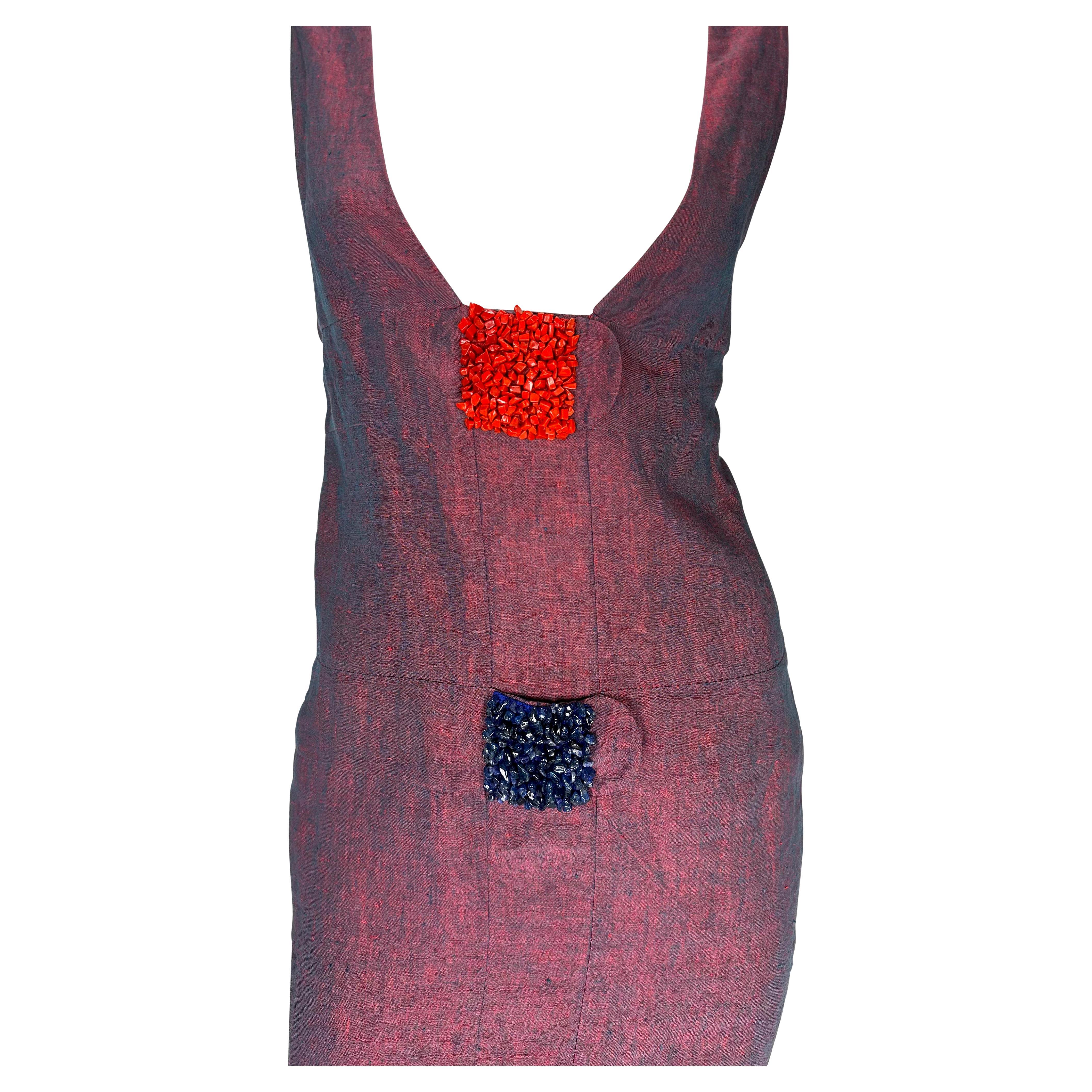 Voici une magnifique robe Fendi en lin rouge irisé, dessinée par Karl Lagerfeld. Datant des années 1990, cette robe présente un décolleté profond, des carrés perlés rouges et noirs sur le devant et un dos semi-exposé. Cette robe n'a jamais été