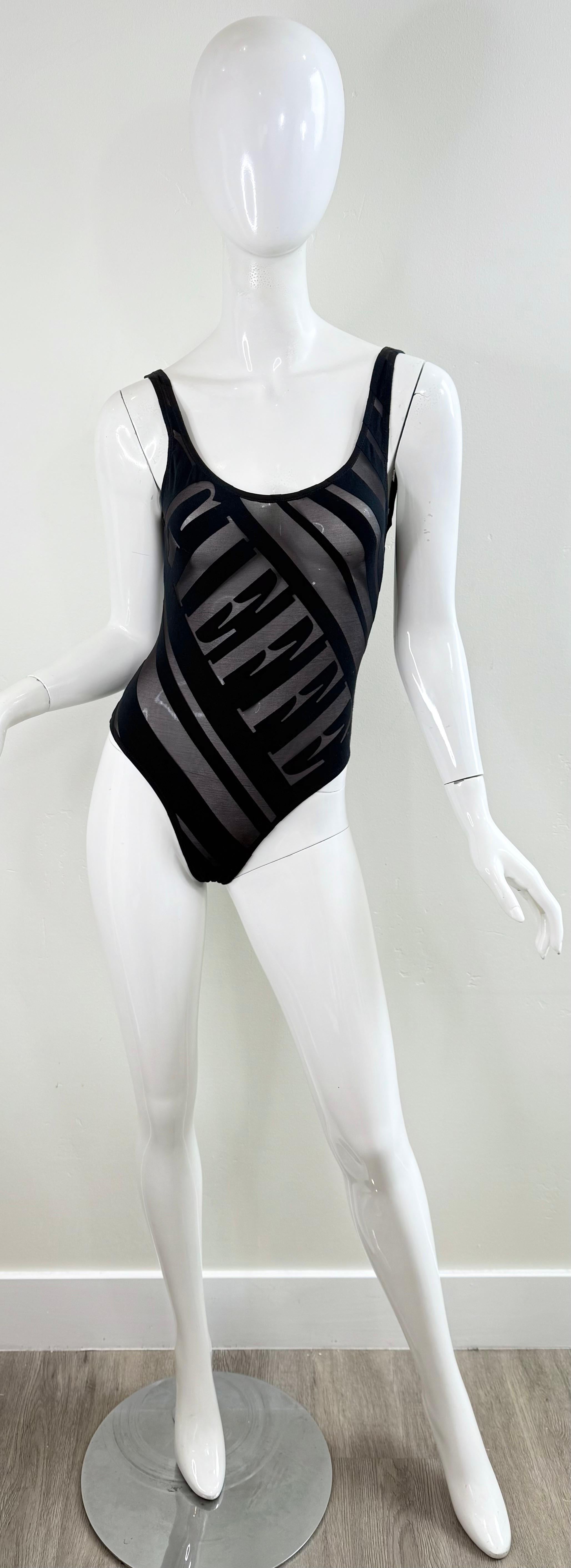 Schwelgen Sie im Glamour der 1990er Jahre mit dieser Neuheit von Gianfranco  Größe Medium einteiliger Badeanzug oder Bodysuit ! Ein seltenes Stück aus dem Archiv, das die gewagte Ästhetik des Designers perfekt verkörpert. Dieser in Italien
