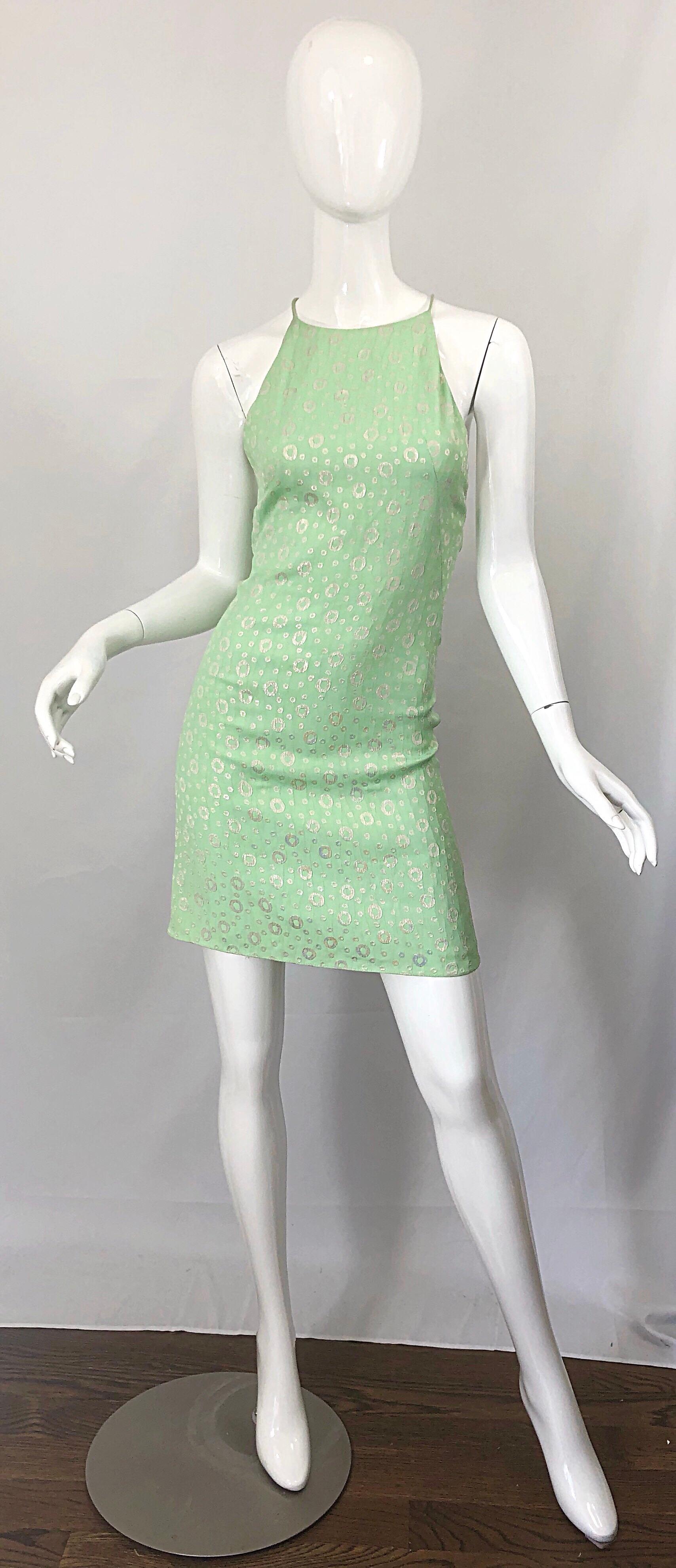 JAMES PURCELL couture quality silk sherbert mint green and gold silk racer back mini dress, Chic et neuf avec étiquettes ( NWT ) ! Il s'agit d'une soie luxueuse, avec des bretelles de dos racé transparentes recouvertes de plastique pvc. Fermeture