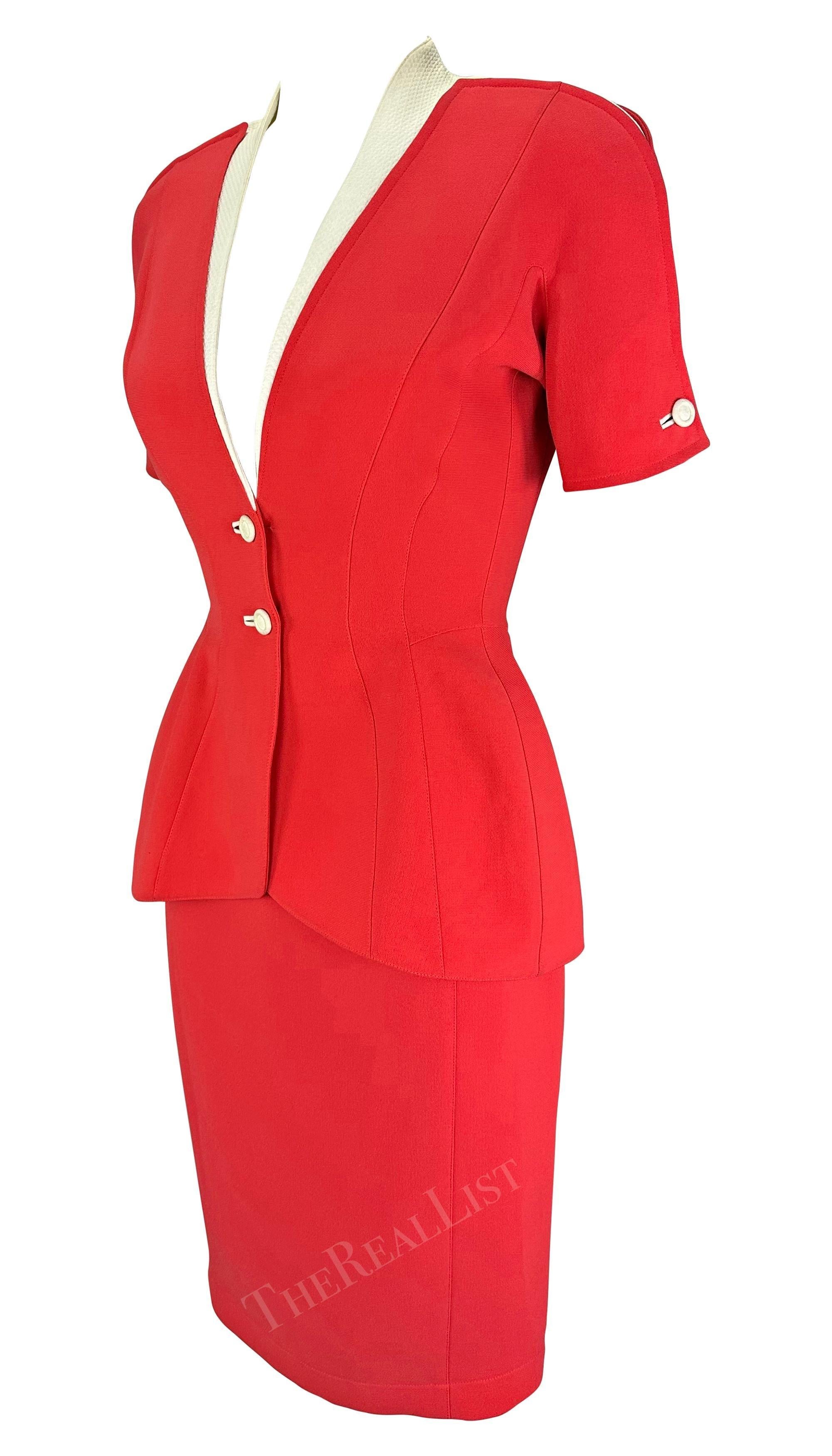 Te presentamos un fabuloso traje con falda rosa claro de Thierry Mugler, diseñado por Manfred Mugler. De los años 90, este precioso conjunto se compone de una americana de manga corta y una falda lápiz a juego. La chaqueta realza perfectamente la