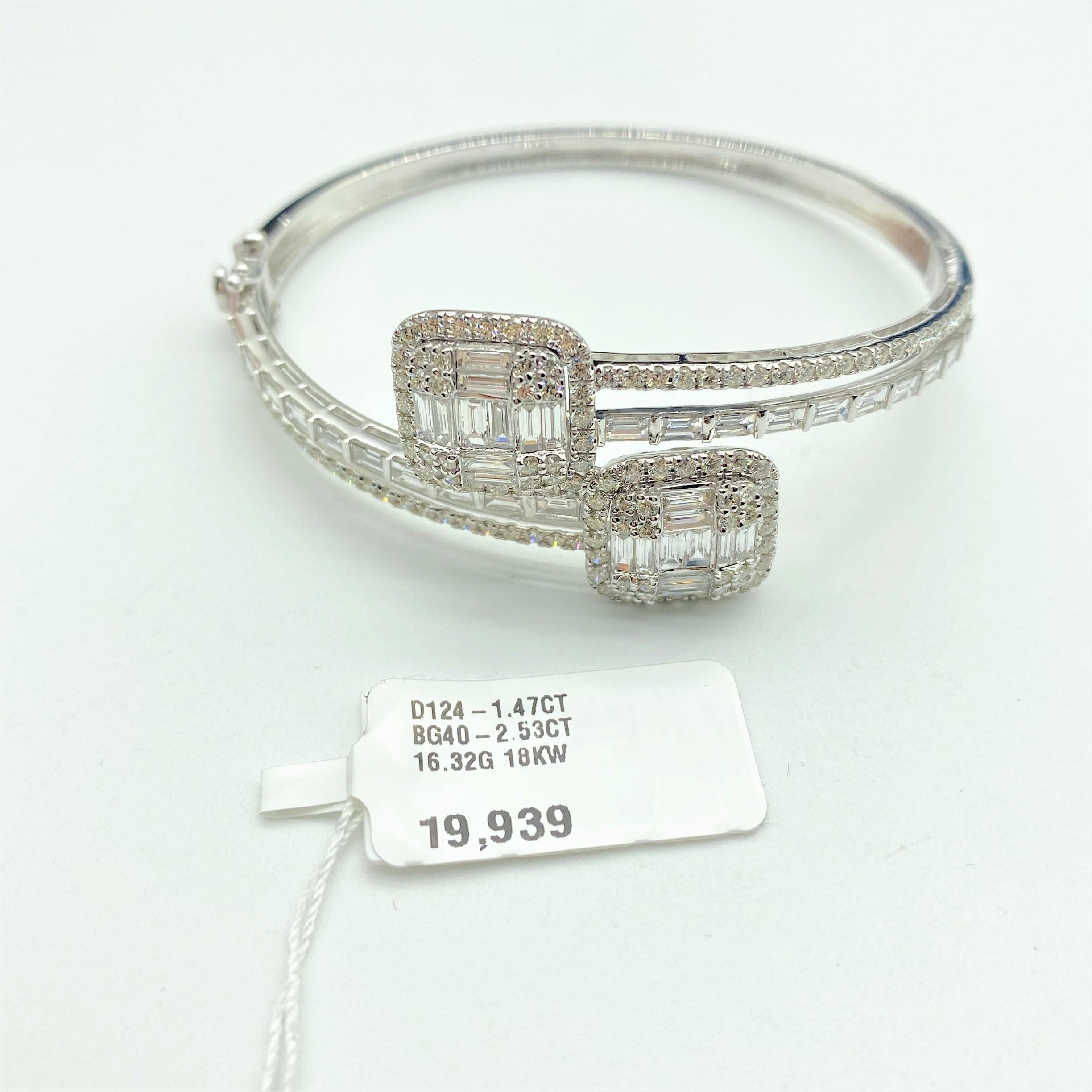 NWT $19,939 18KT Gold Wunderschöne Fancy Crossover Diamant-Armreif/Armspange/Manschettenknopf (Baguetteschliff) im Angebot