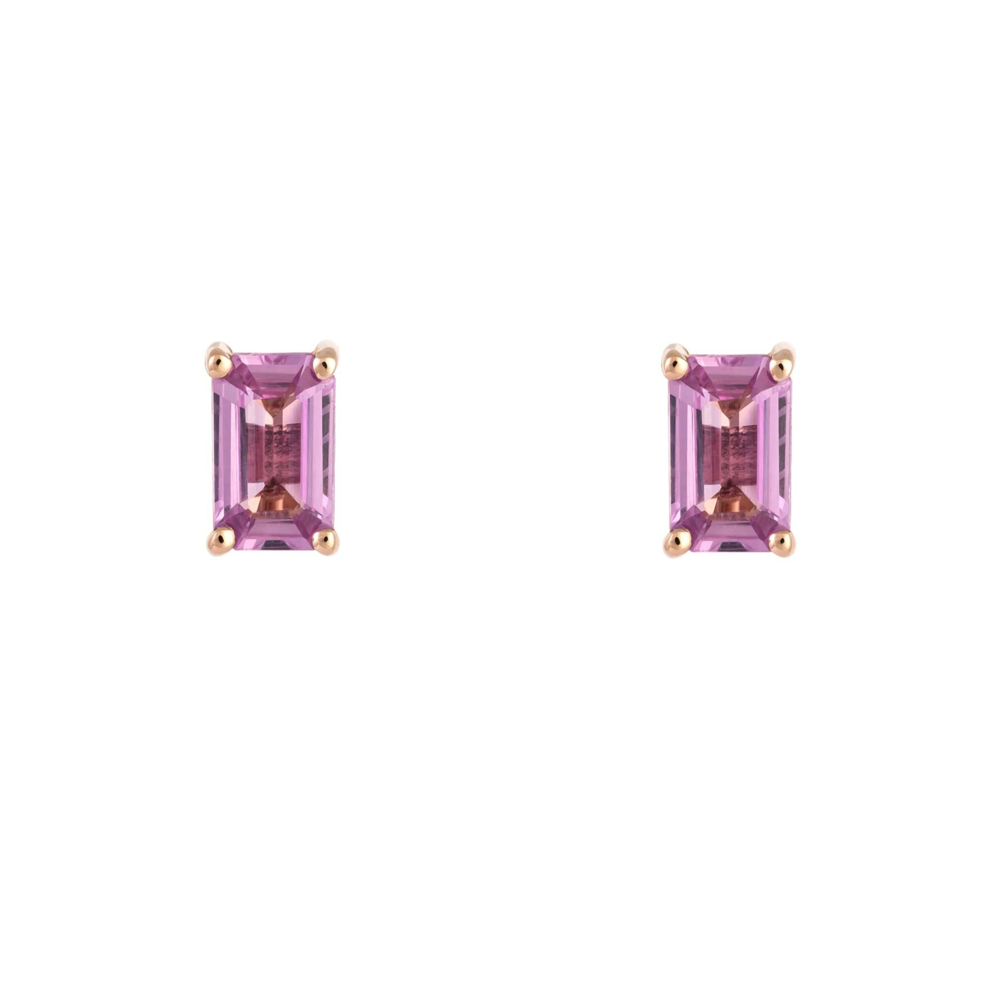 L'article suivant est une paire de boucles d'oreilles en or 18KT saphir rose fantaisie. Les boucles d'oreilles sont composées de magnifiques saphirs roses finement sertis dans de l'or 18KT !!! A.C.C. Environ 1.40CTS. Ces magnifiques boucles