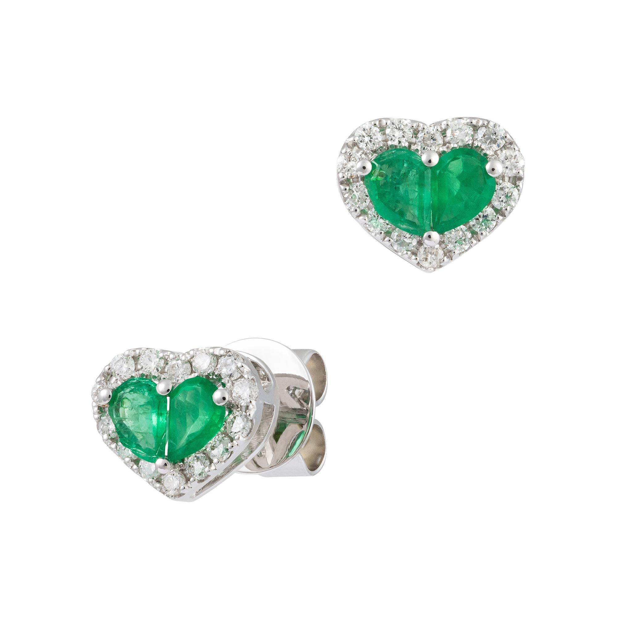 Mixed Cut NWT $2, 750 18KT Gold Glittering Fancy Heart Green Emerald Diamond Stud Earrings For Sale