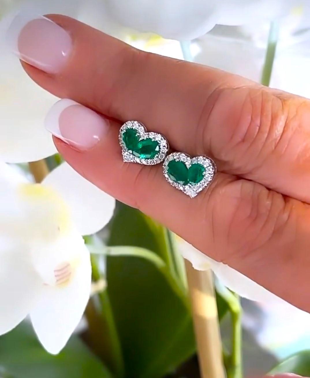 NWT $2, 750 18KT Gold Glittering Fancy Heart Green Emerald Diamond Stud Earrings In New Condition For Sale In New York, NY