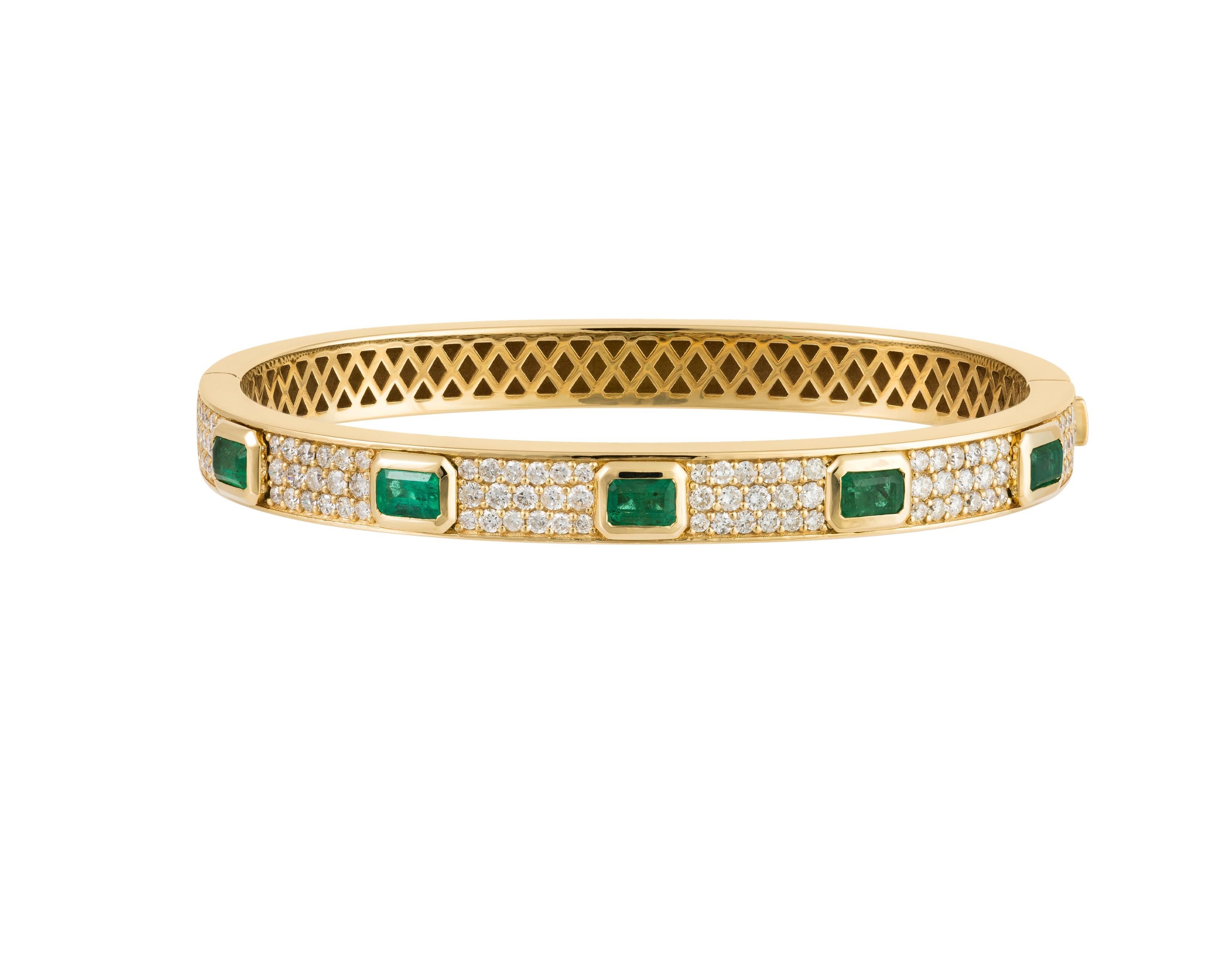 Mixed Cut NWT $20, 000 18 Karat Gold Fancy Glittering Emerald Diamond Bracelet Bangle Cuff