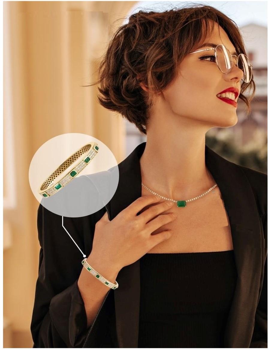 NWT $20, 000 18 Karat Gold Fancy Glittering Emerald Diamond Bracelet Bangle Cuff In New Condition In New York, NY