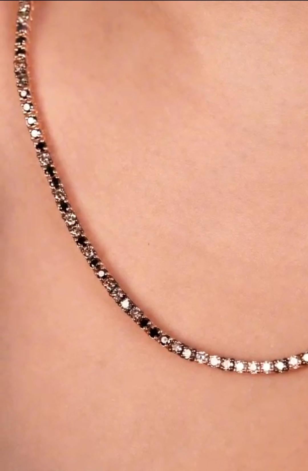 Il seguente articolo è una rara collana di diamanti colorati in oro rosa 18KT. La collana è composta da splendidi diamanti neri, diamanti marrone cognac e diamanti bianchi finemente incastonati su un unico filo!!! T.C.W. Circa 7CTS!!! Questa