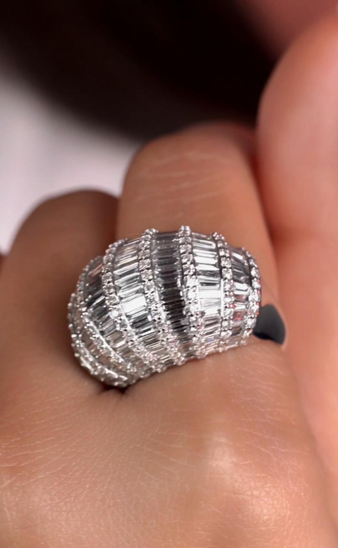 El siguiente artículo que ofrecemos es un importante e inusual Anillo Bombe de Diamantes de Oro Blanco de 18 KT. El anillo está compuesto por magníficos diamantes redondos y baguette cónicos finamente engastados. T.C.W. ¡¡¡Aproximadamente 4CTS!!!