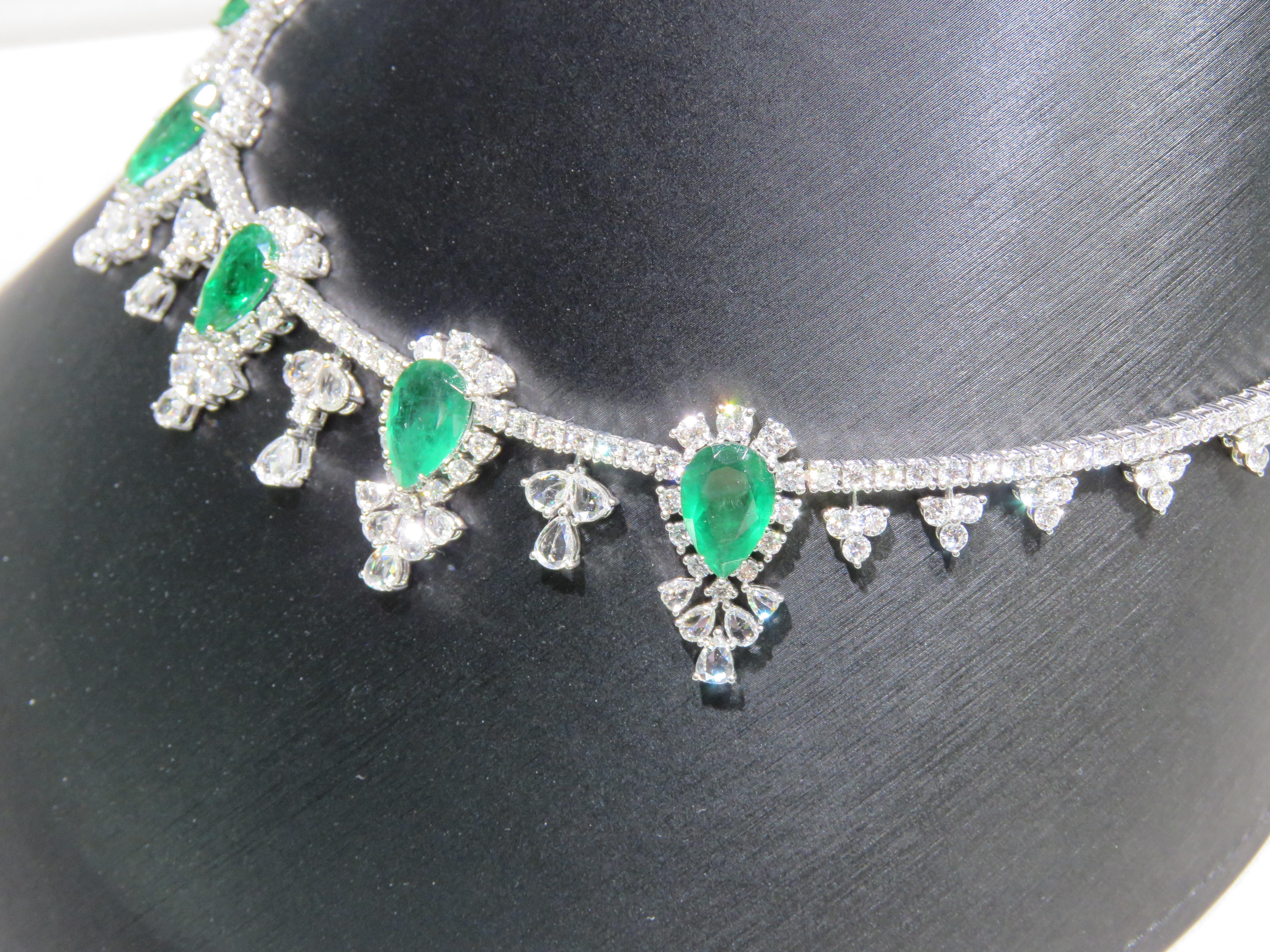 NWT $200, 500 Collier en or 18KT 52CT Fancy Glittering Large Emerald Diamond Neuf - En vente à New York, NY