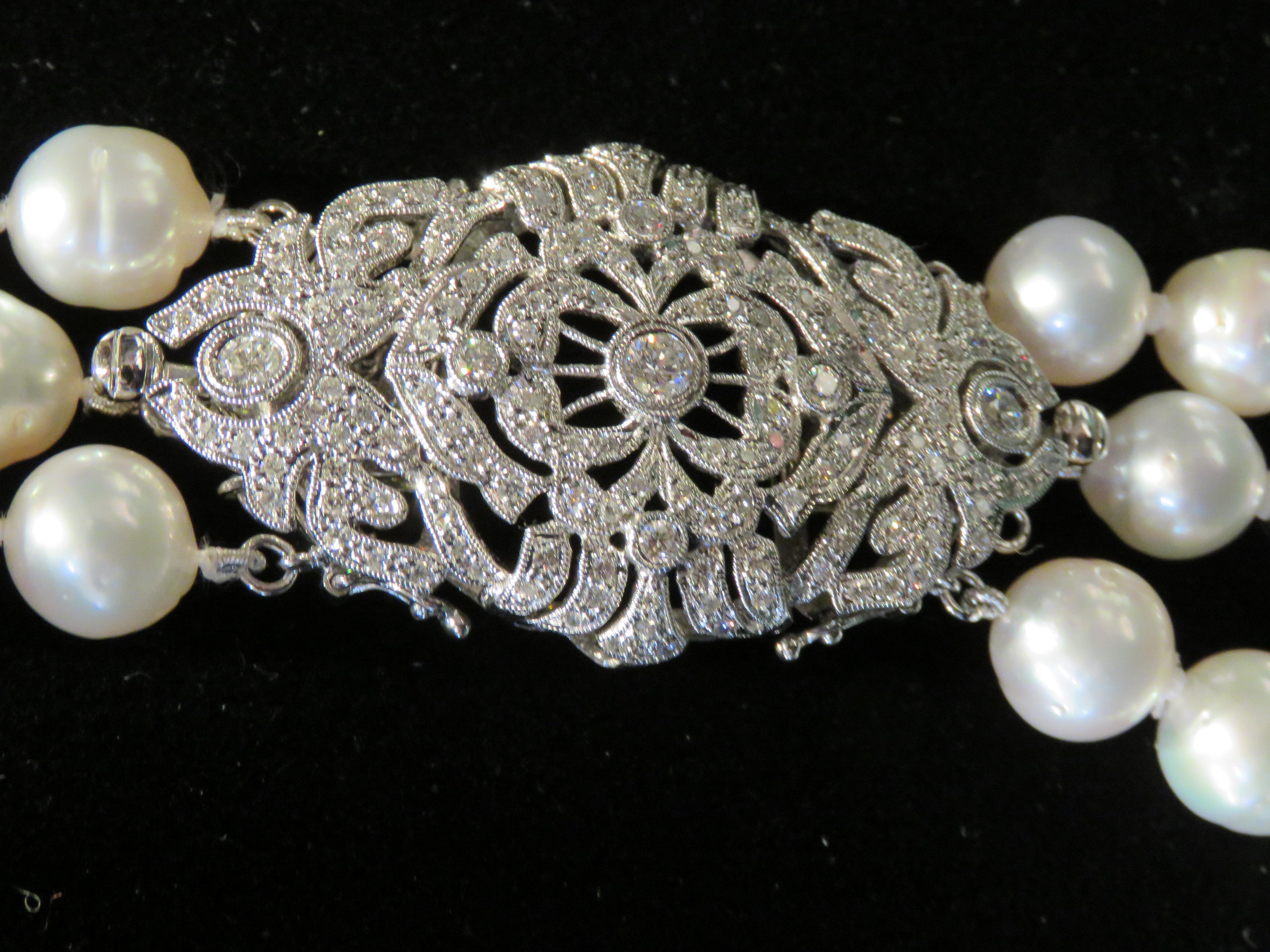 L'article suivant que nous vous proposons est ce magnifique Rare Important Collier en or blanc 18KT à trois rangs de perles baroques des mers du Sud et de diamants. Le Whiting est composé d'environ 144 magnifiques perles baroques blanches de la mer