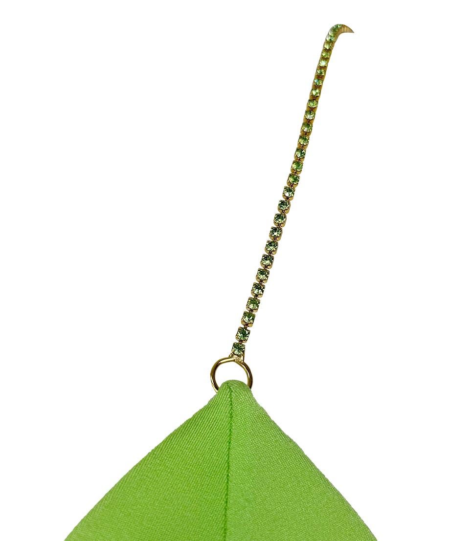 Este conjunto de bikini Dolce & Gabbana de principios de la década de 2000, nuevo con etiquetas, presenta un tejido elástico de color verde lima vivo con líneas elegantes y minimalistas. El top triangular se acentúa con tirantes de cadena monótonos