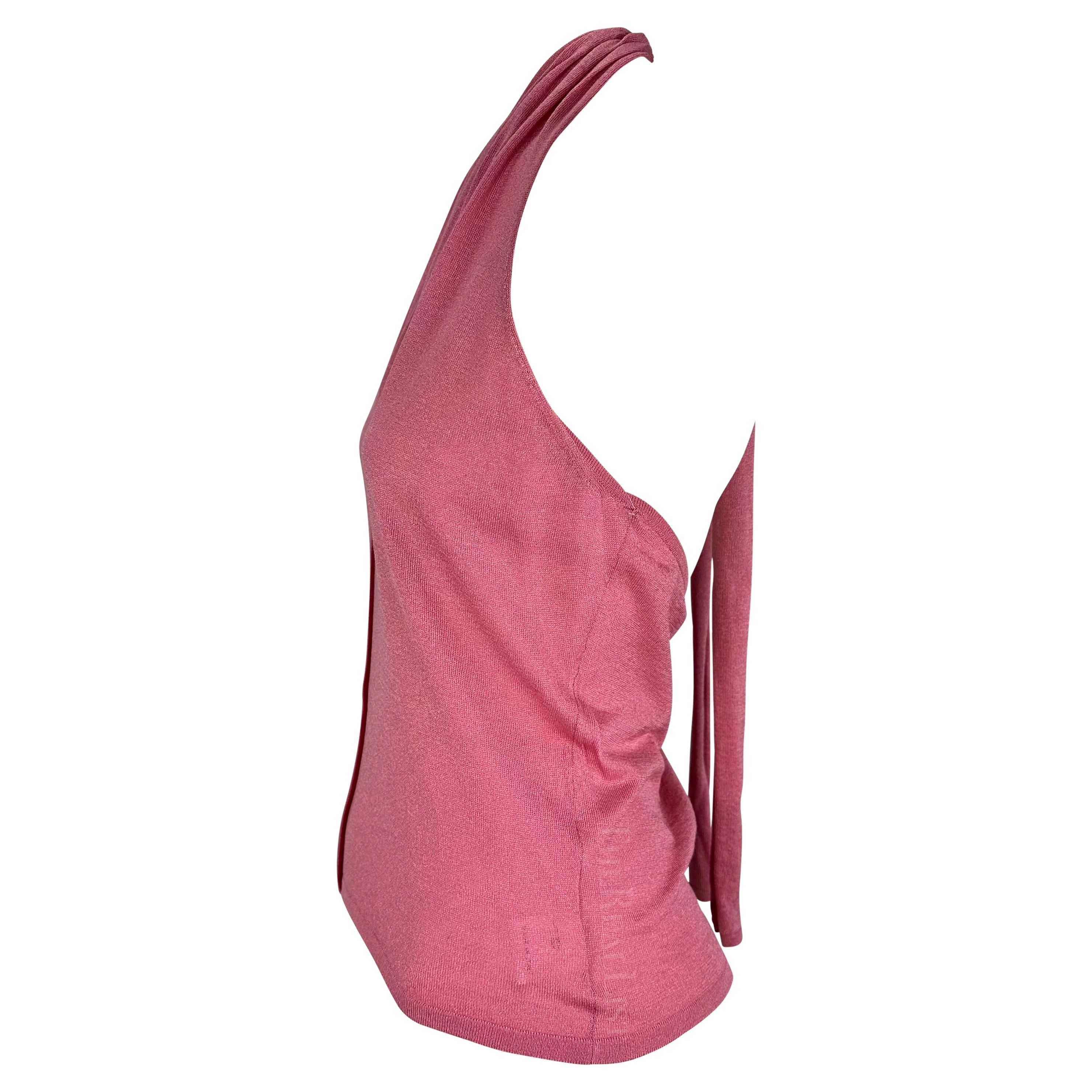 Wir präsentieren ein fabelhaftes, pinkfarbenes Gucci-Strickhalfter-Top, entworfen von Tom Ford. Dieses Oberteil aus den späten 1990er Jahren hat einen V-Ausschnitt, einen ausgestellten Rücken und ein Band im Nacken. Von vor über 20 Jahren, ist