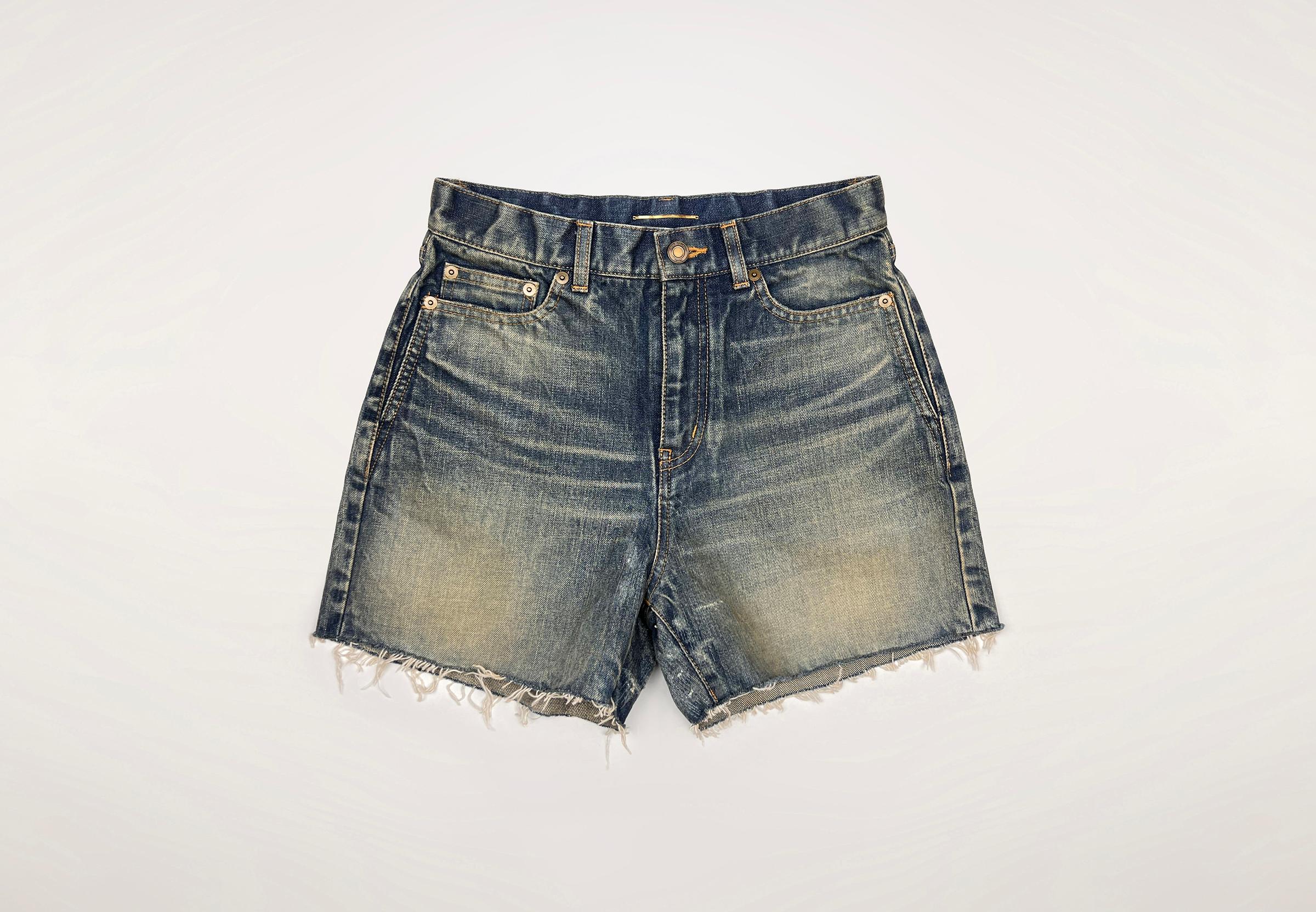 Nuovo con tag
Saint Laurent Parigi
pantaloncini in denim

 

taglia 26
prodotto in Giappone
colore: blu scuro arrugginito
orlo grezzo

Fabrice: 100% cotone
contiene parti non tessili di origine animale

 

Misure:
vita ~ 35 cm
trave esterna ~ 36