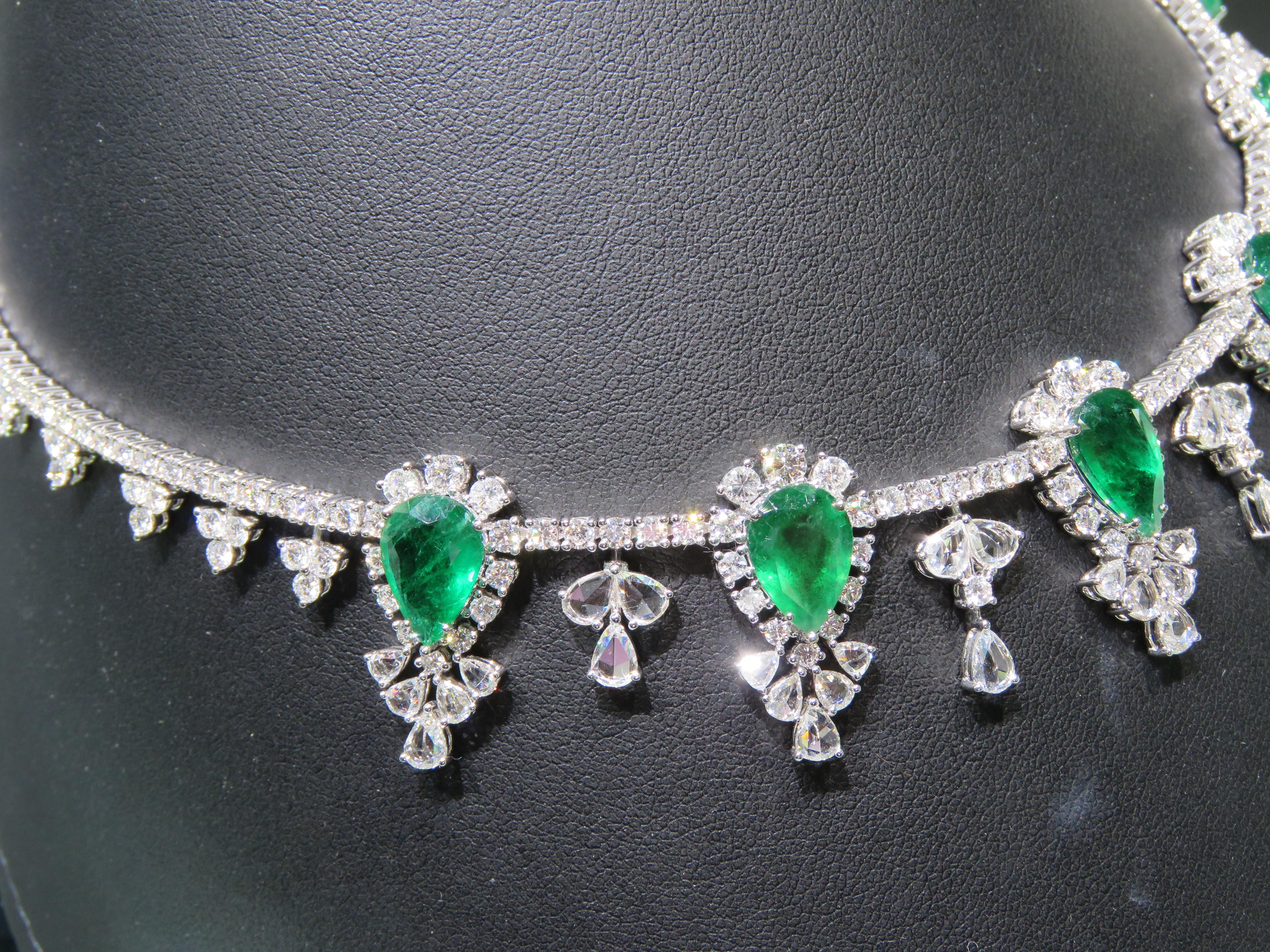 Mixed Cut NWT $205, 000 18KT Gold Rare Important Fancy Glittering Emerald Diamond Necklace For Sale
