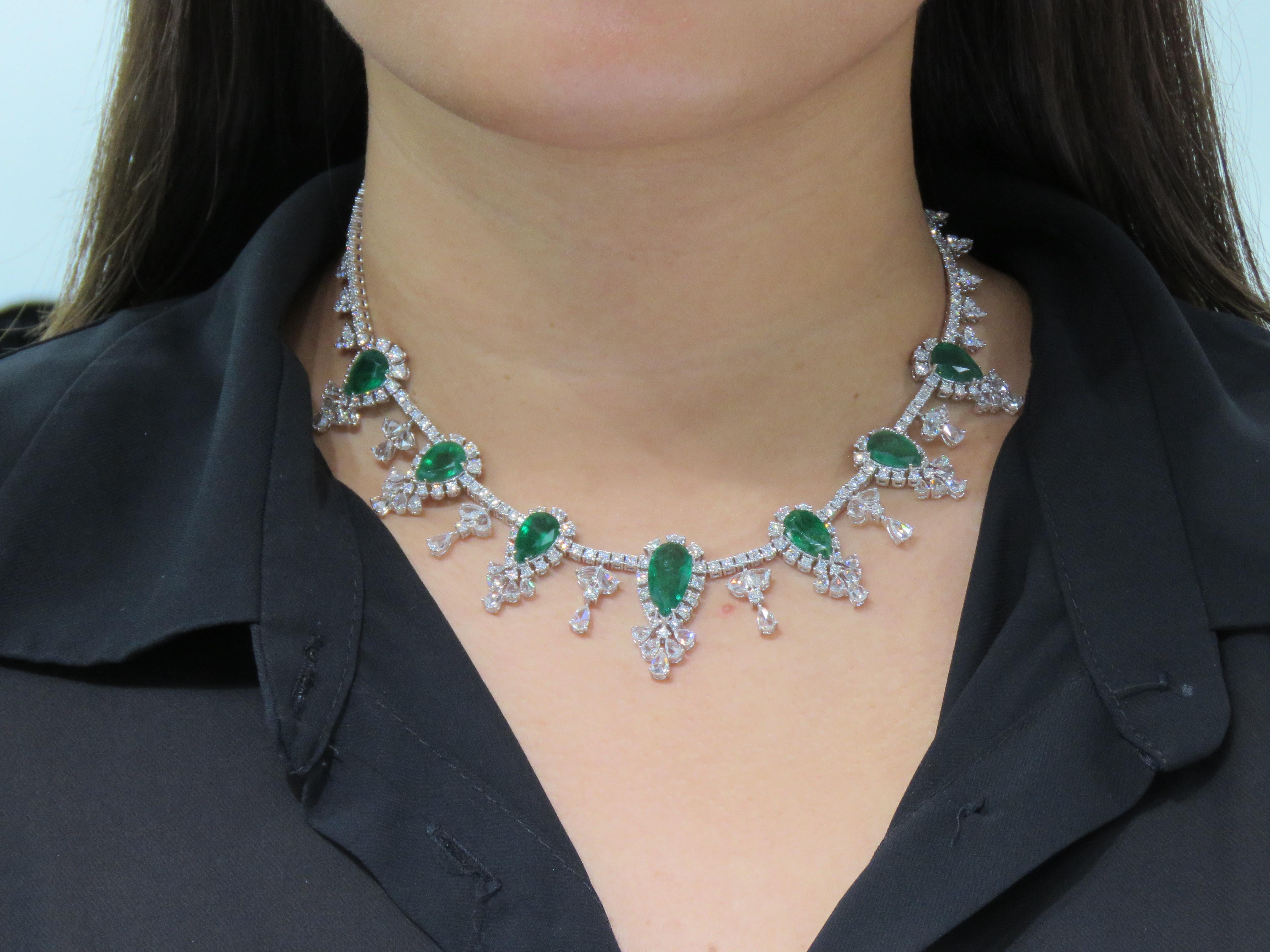 NEU $205, 000 18KT Gold Seltene wichtige Fancy glitzernde Smaragd-Diamant-Halskette, Neu mit Diamanten für Damen oder Herren im Angebot