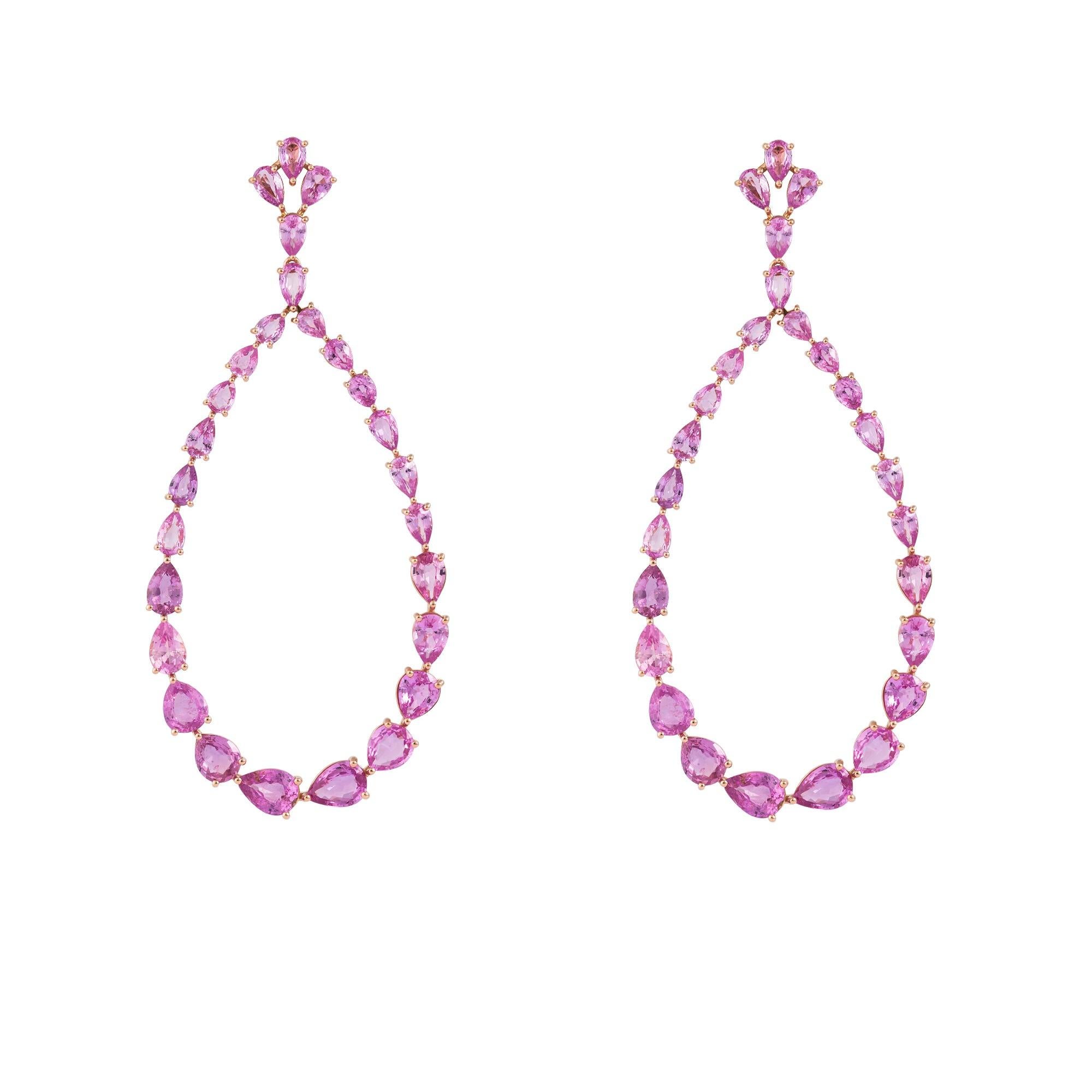 Il seguente articolo che offriamo è questo raro e importante orecchino a cerchio in oro 18KT, splendido e scintillante, con zaffiri rosa. Gli orecchini contengono circa 19 carati di splendidi zaffiri rosa taglio pera!!! Le pietre sono molto pulite