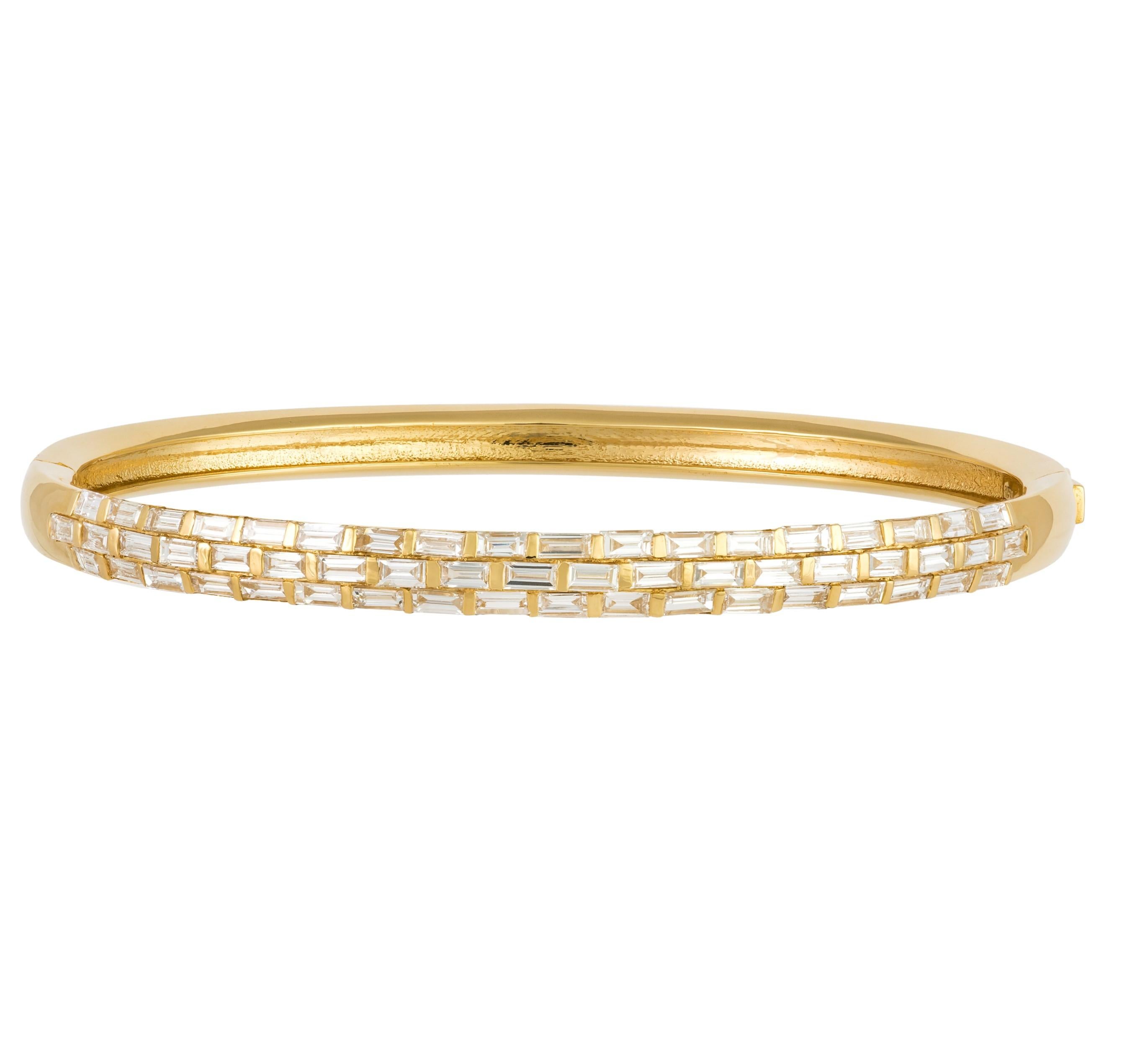 Il seguente articolo che offriamo è questo bellissimo braccialetto scintillante in oro 18KT.  Il bracciale presenta una serie di magnifici e rari diamanti assortiti dal taglio affusolato. A.I.C. circa 2,80 carati!!! 
I diamanti sono di ottima