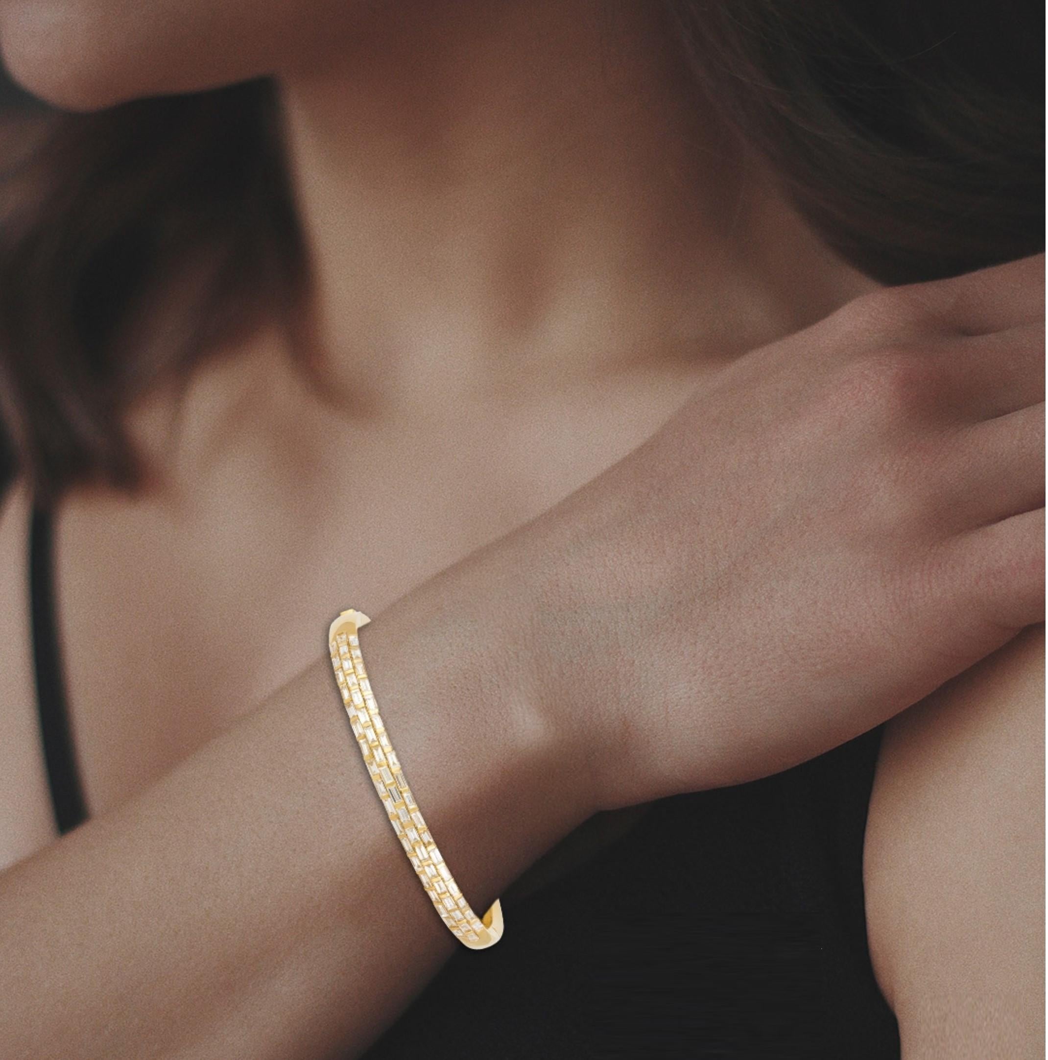 Taglio baguette NWT $21,000 Bracciale in oro 18KT scintillante con diamanti baguette affusolati e fantasia in vendita