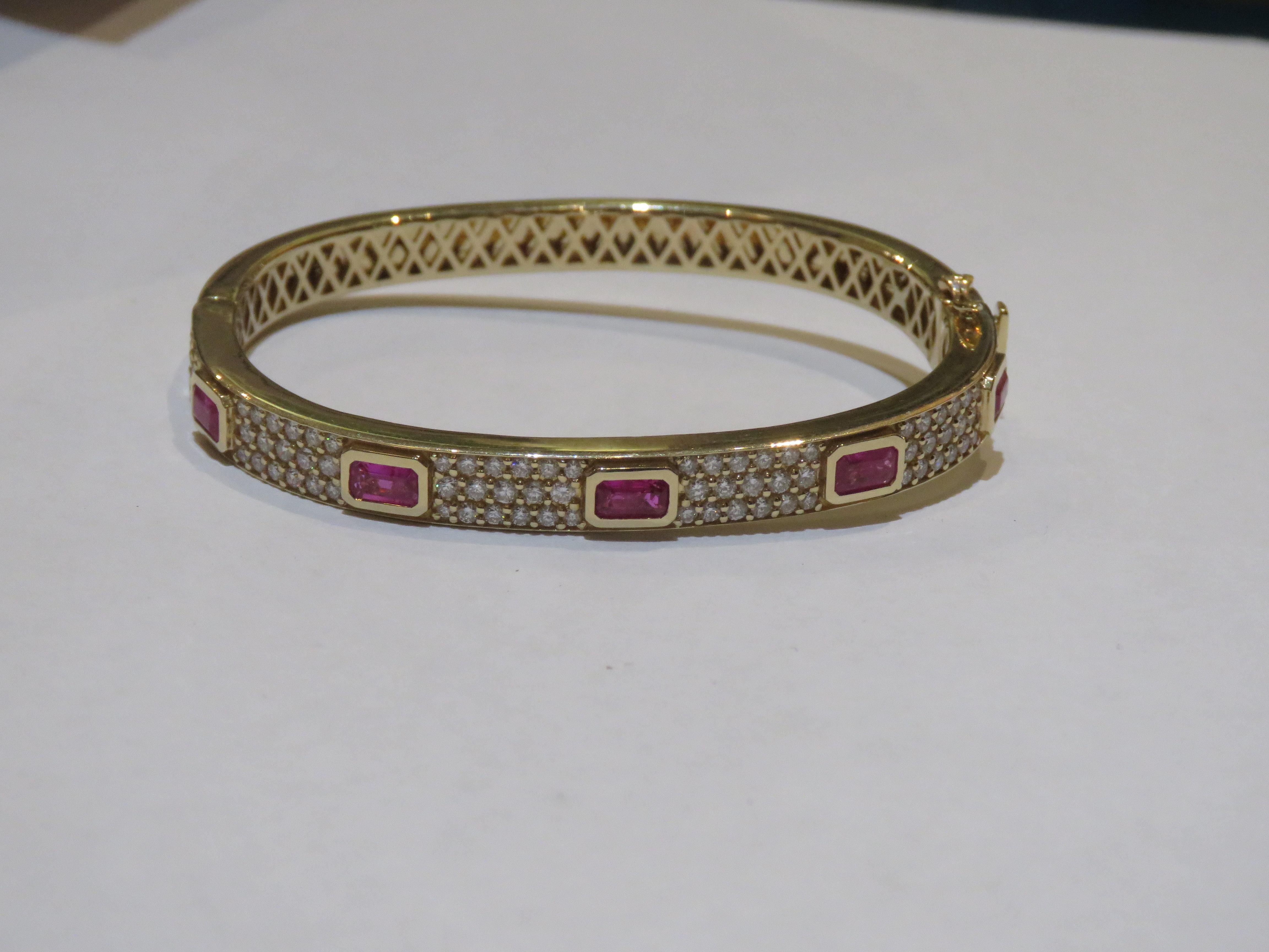El siguiente artículo que estamos ofreciendo es un Raro Magnífico Radiante 18KT Oro Grande Raro Gorgeous Fancy Diamond Ruby Bangle Bracelet. La pulsera se compone de hermosos rubíes brillantes y diamantes T.C.W. Approx 4CTS!!! Este precioso