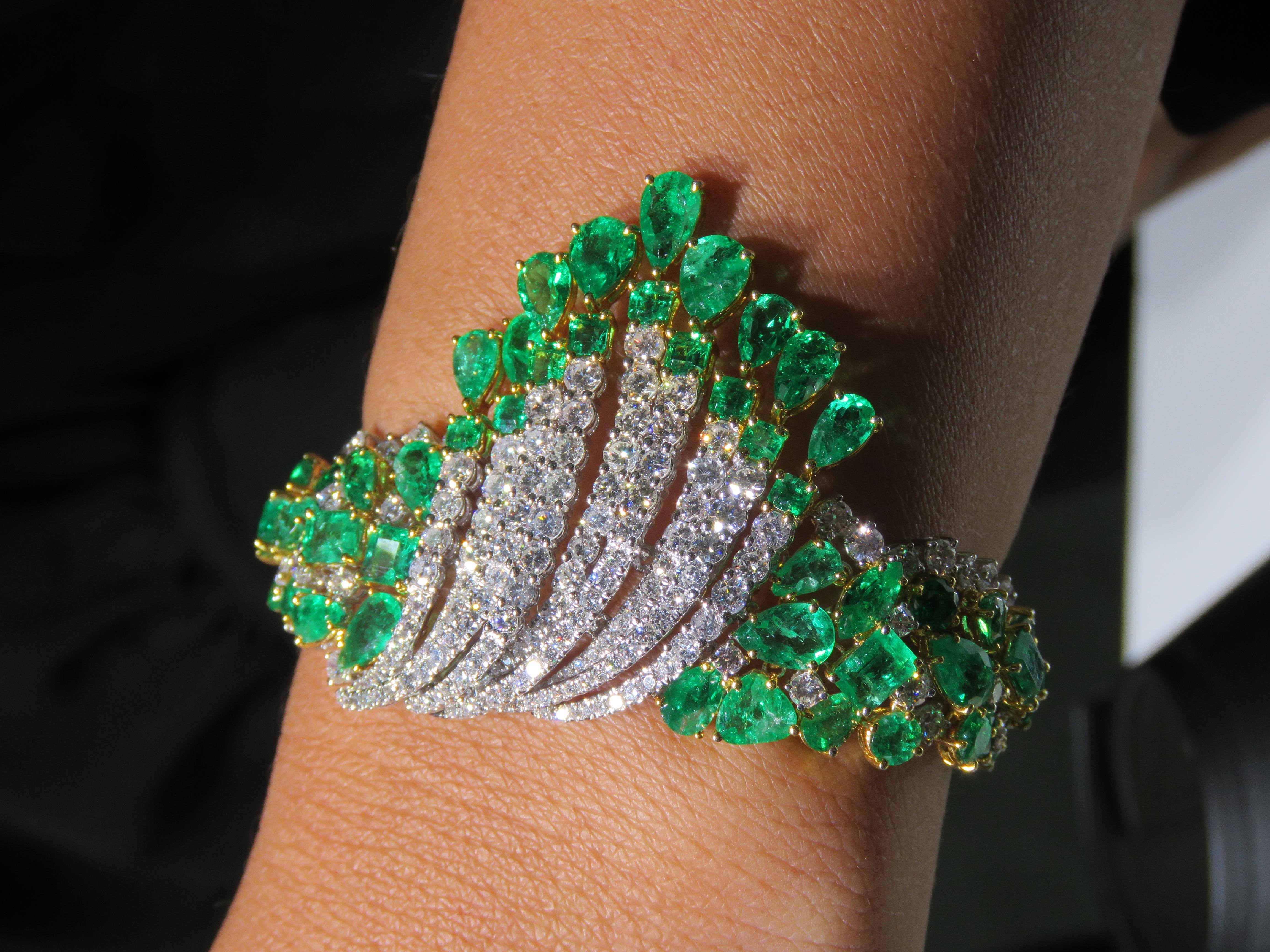 NWT $210, 000 18KT Gold Fancy Glittering Colombian Emerald Diamond Bracelet  In New Condition For Sale In New York, NY