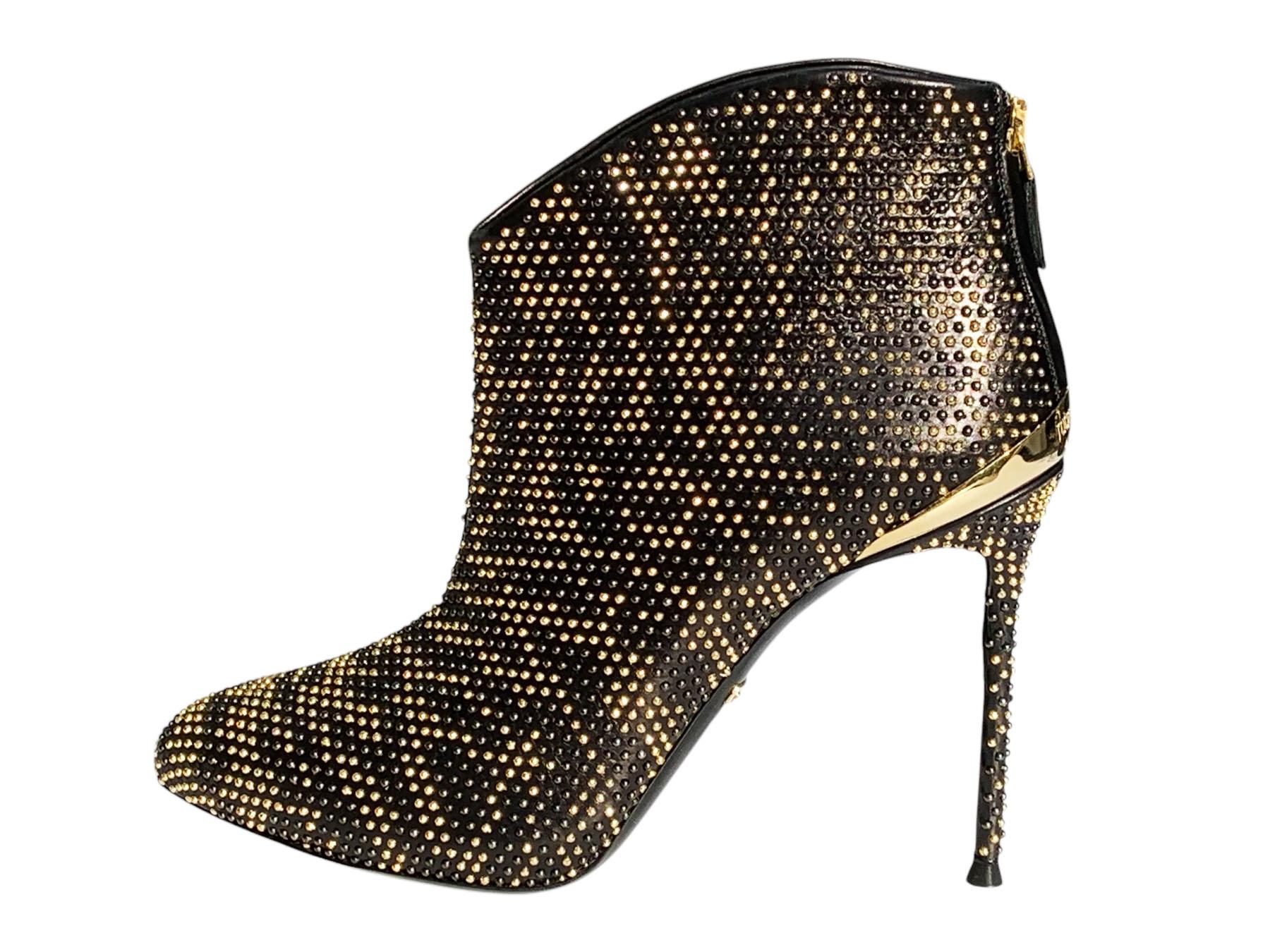 NWT Roberto Cavalli Schwarz Leder Nieten verschönert Ankle Stiefel
Italienische Größe - 39
Obermaterial aus schwarzem Leder, vollständig mit goldenen und schwarzen Mikro-Nieten verziert. 
Goldfarbenes Metall-Logo über der Ferse, Reißverschluss