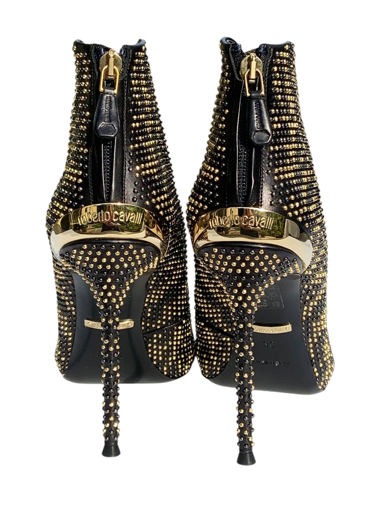NEU $2160 Roberto Cavalli Vollständige Mikro-Ohrstecker Schwarz Gold Lederstiefeletten It 39 Damen im Angebot