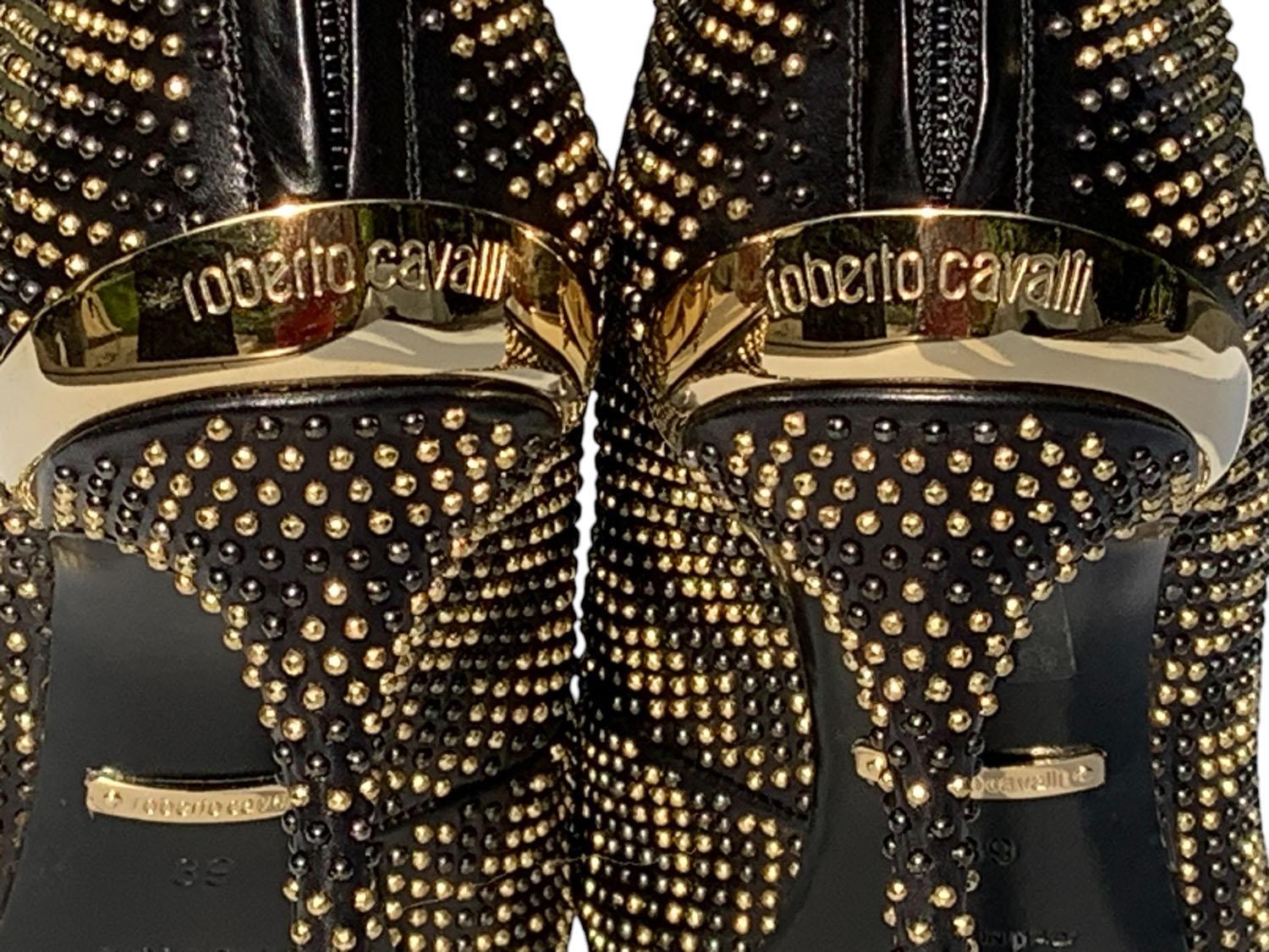 NEU $2160 Roberto Cavalli Vollständige Mikro-Ohrstecker Schwarz Gold Lederstiefeletten It 39 im Angebot 1