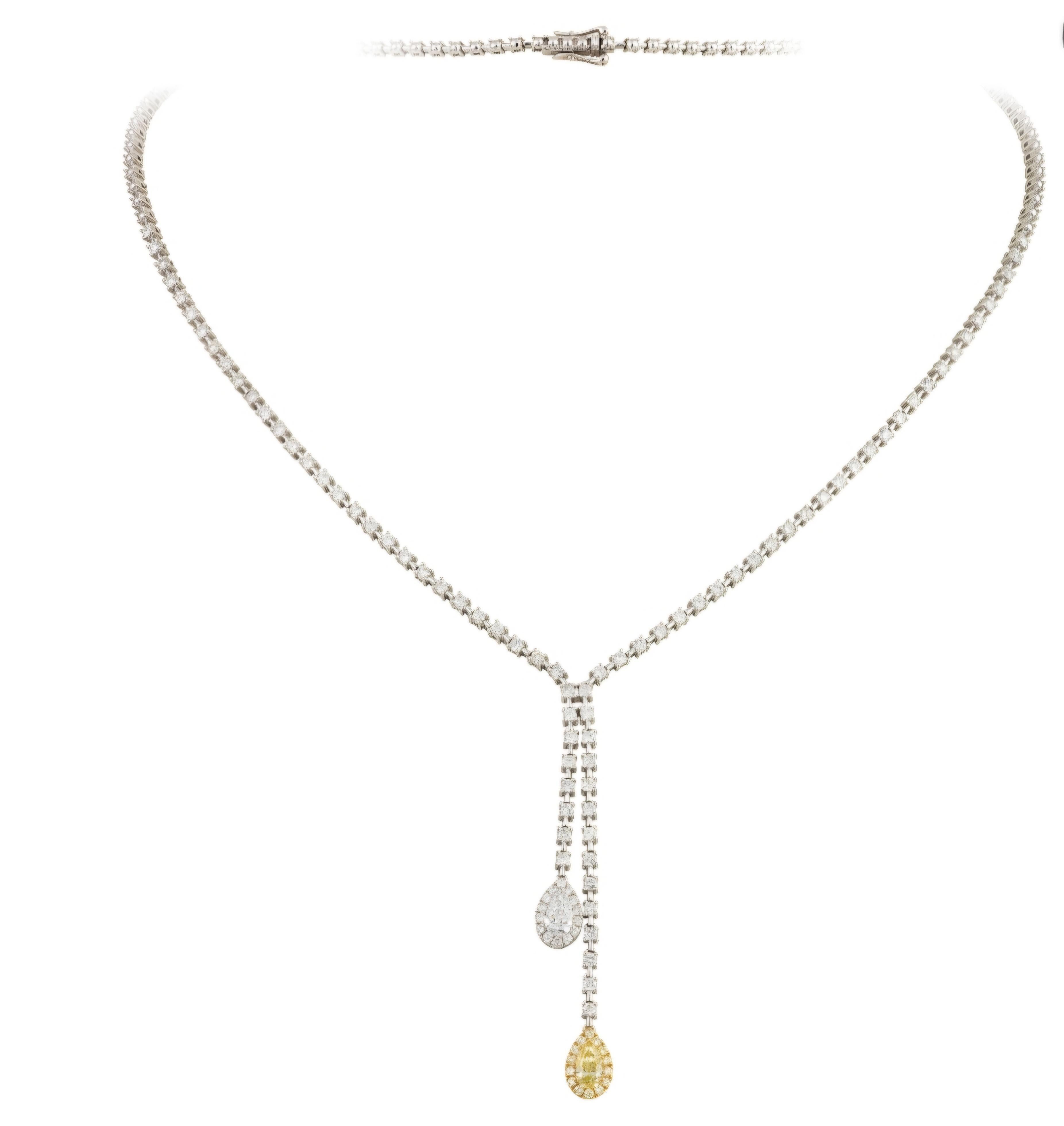 Il seguente oggetto è una rara collana di diamanti bianchi in oro 18KT con diamanti gialli di grandi dimensioni. La collana è composta da splendidi diamanti rotondi finemente incastonati che formano un diamante giallo a forma di pera più grande e un