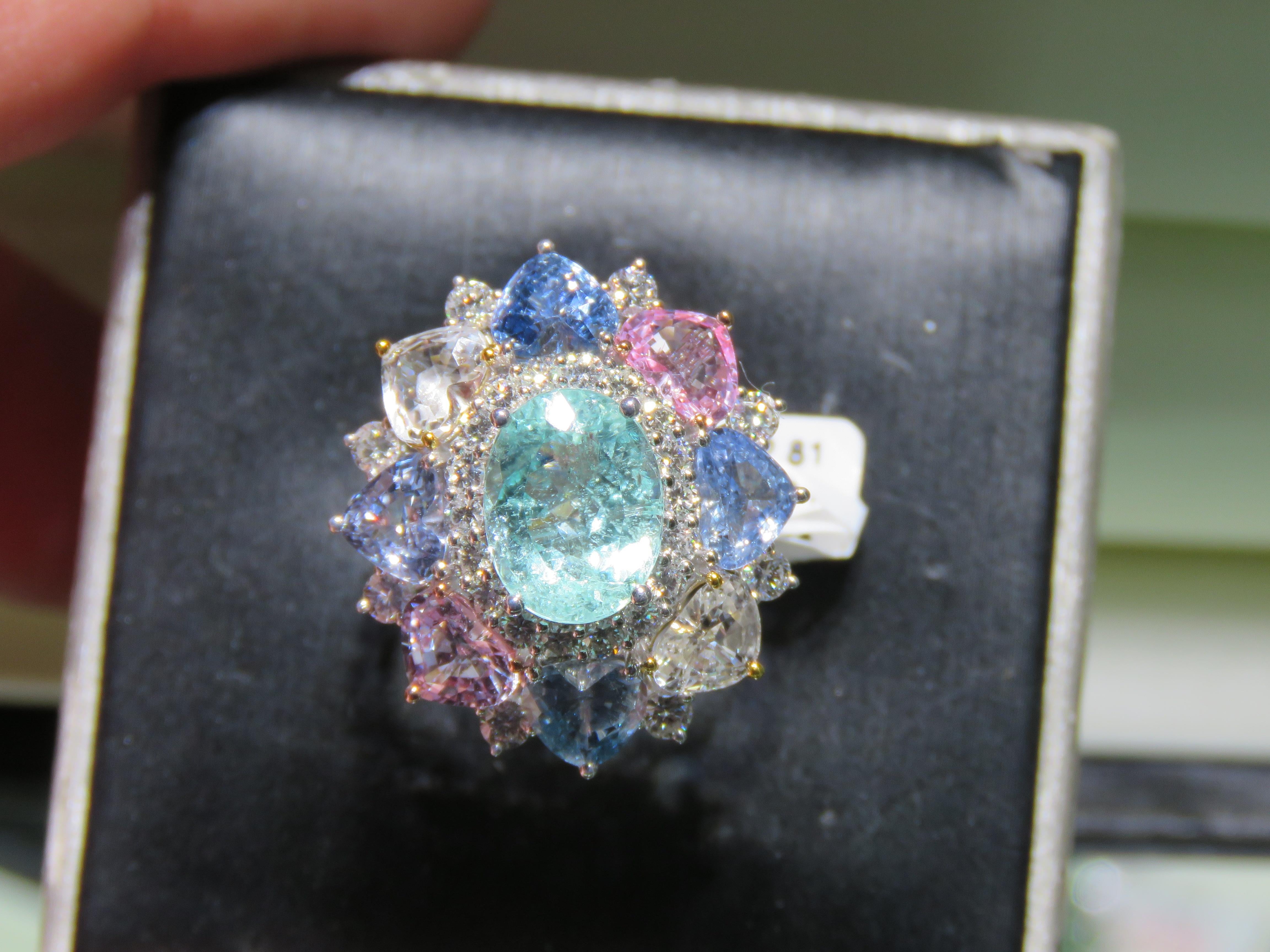 Der folgende Artikel, den wir anbieten, ist ein seltener wichtiger spektakulärer und brillanter 18KT Gold großer wunderschöner Paraiba und Spinell Diamantring. Ring besteht aus einer seltenen feinen prächtigen Paraiba umgeben und gerahmt mit schönen