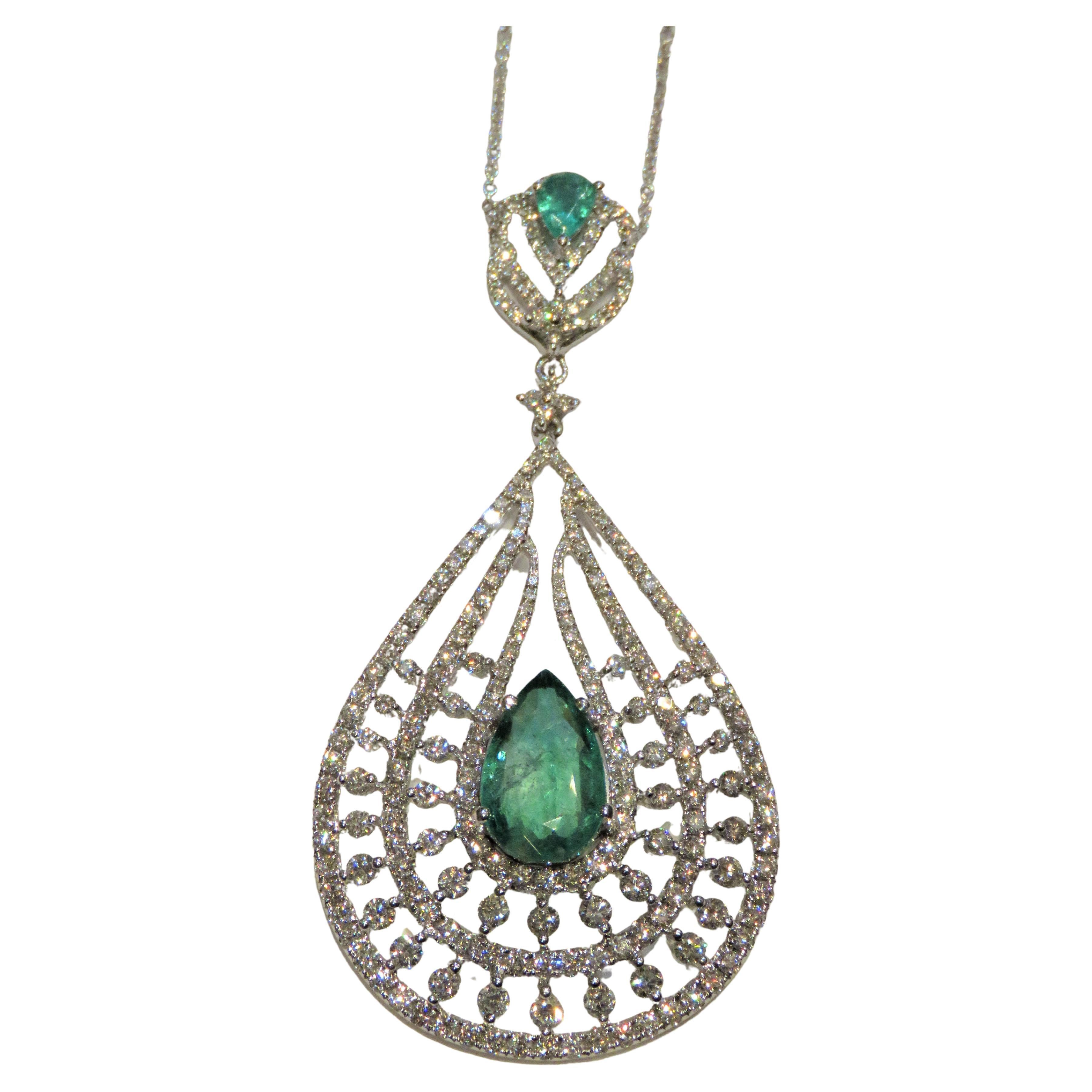 Nwt 18Kt Gold Glittering Fancy Green Emerald Diamond Pendant Necklace For Sale