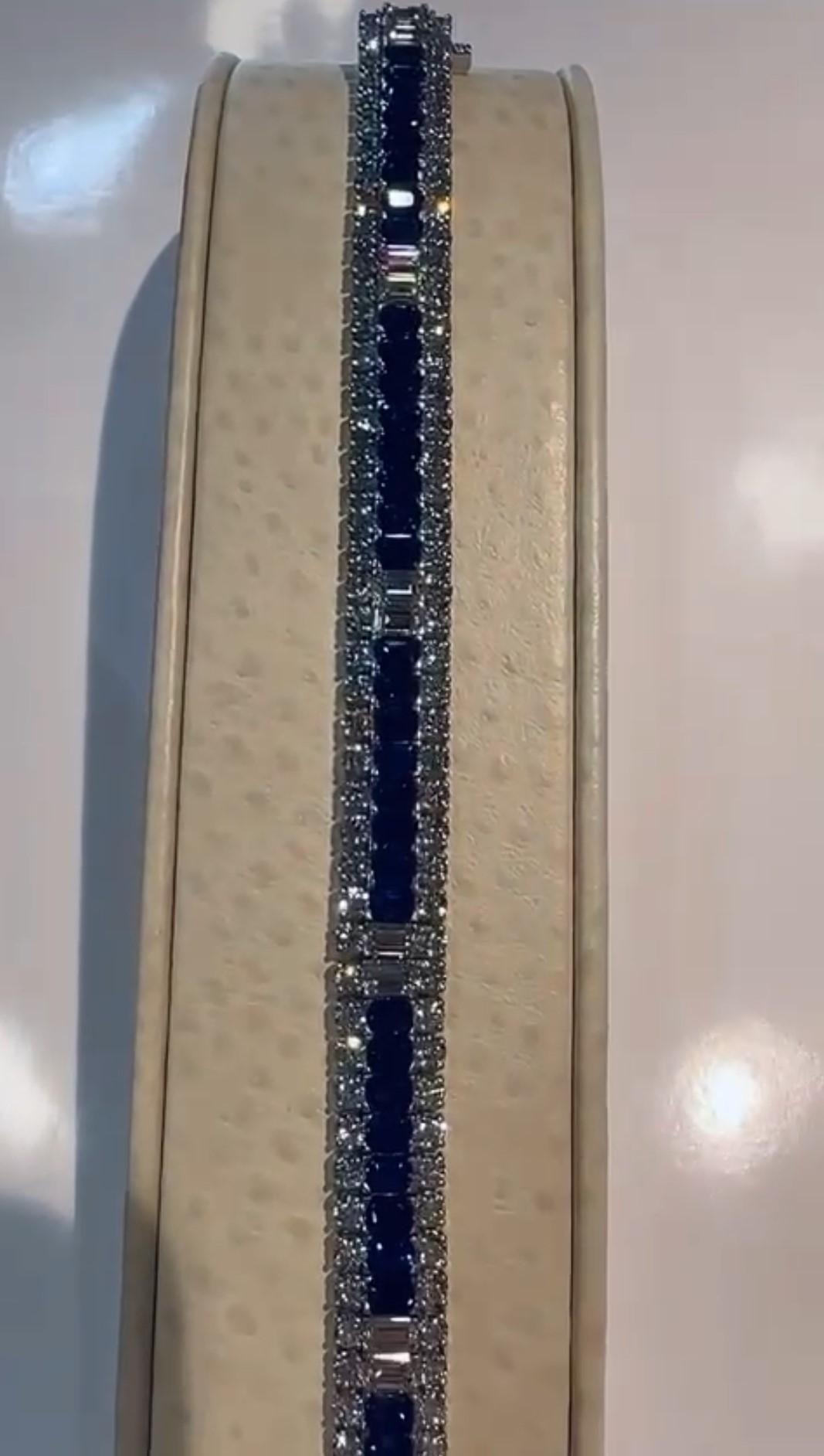 El siguiente artículo que ofrecemos es una pulsera de diamantes y zafiro de Ceilán azul de fantasía, grande e importante, de platino radiante y poco común. ¡¡¡La pulsera se compone de unos raros y magníficos zafiros azules de Ceilán talla esmeralda
