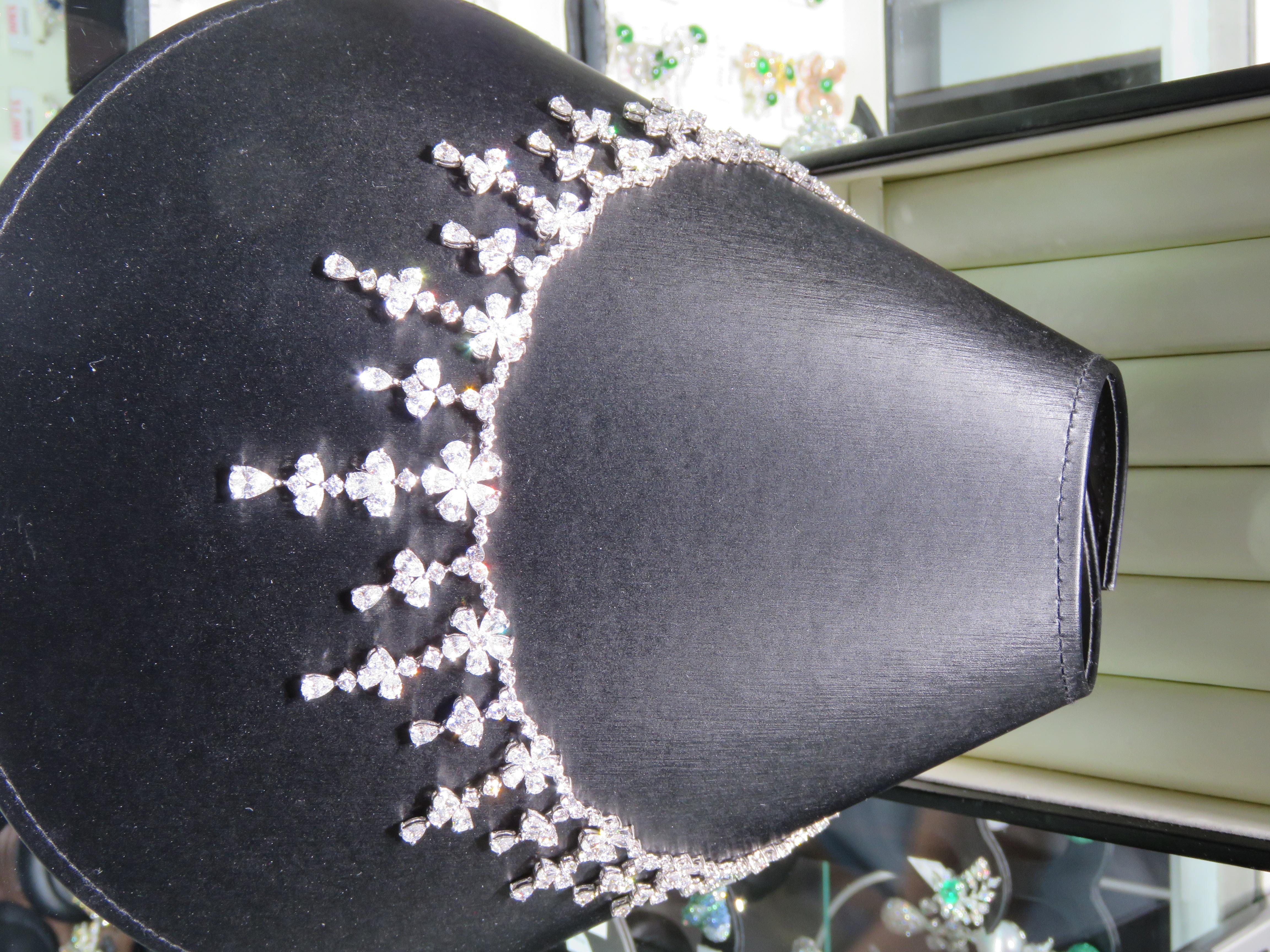 L'article suivant que nous offrons est ce Rare Important Radiant Gold 18KT Gorgeous Glittering and Sparkling Magnificent Fancy Diamond Floral Drop Necklace. Le collier contient environ 30.50CTS de magnifiques diamants scintillants sertis dans de