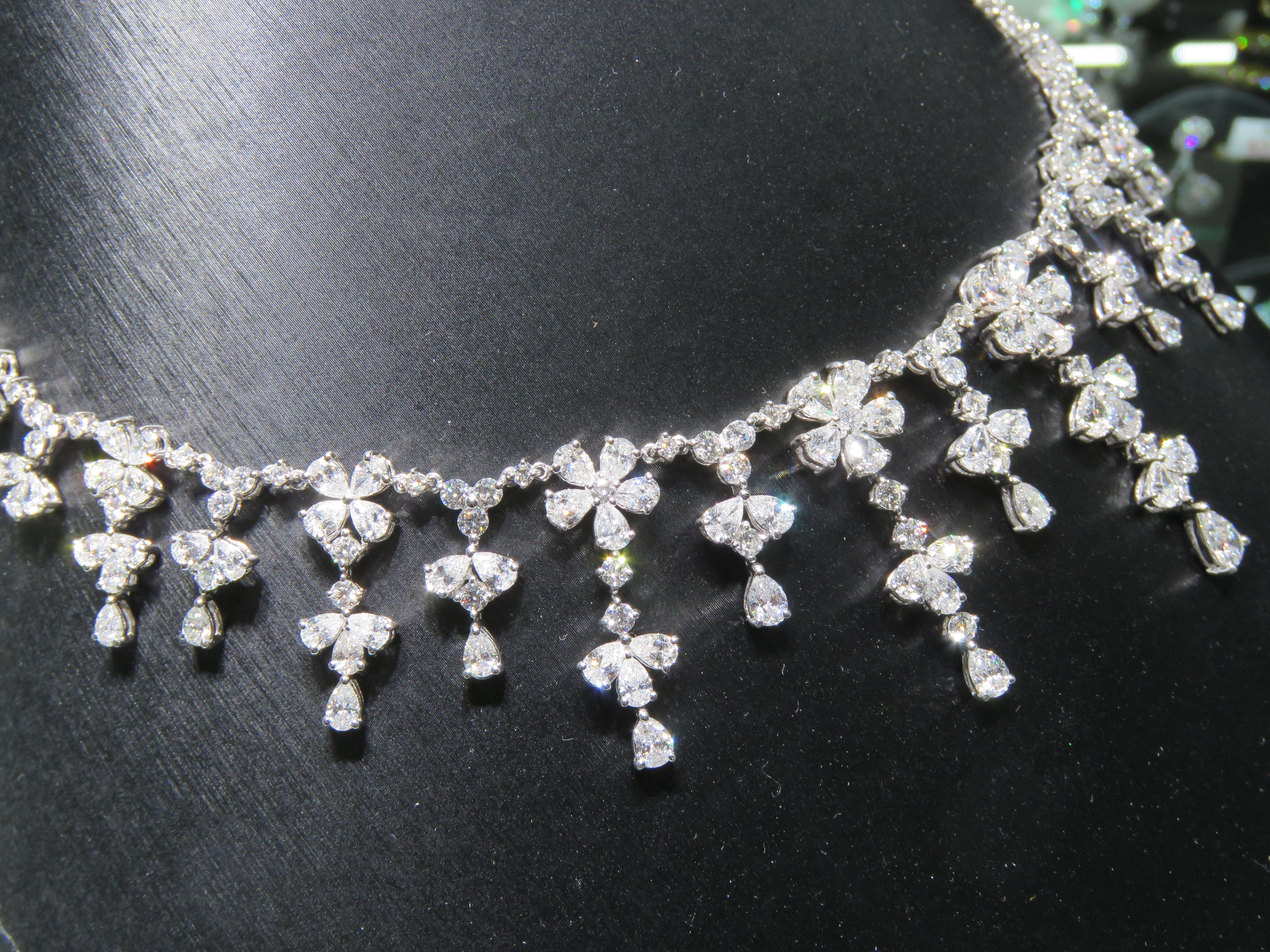 Taille mixte NWT 228 000 rare, magnifique collier fantaisie en or 18 carats pailleté en vente