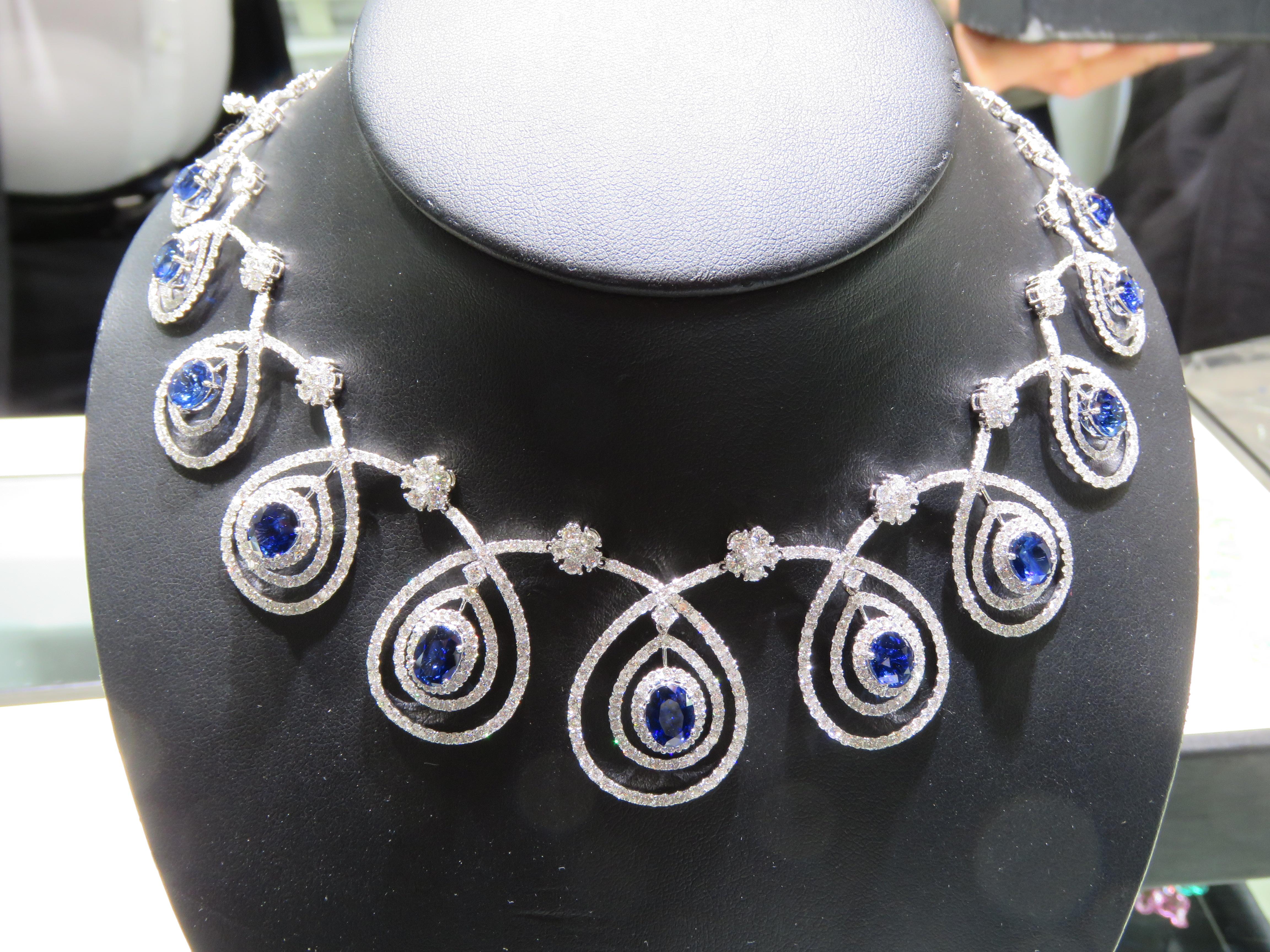 Il seguente oggetto è un'importante e rara collana di diamanti in oro bianco 18KT con zaffiri blu di Ceylon, composta da 11 raffinati zaffiri blu di grandi dimensioni che misurano circa 18,50 carati e circa 20,50 carati di diamanti scintillanti!!!