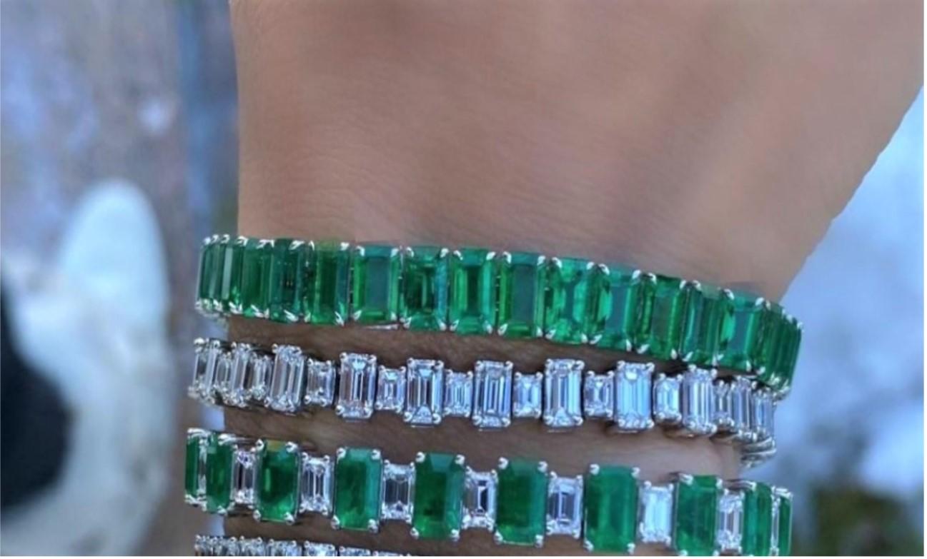 Emerald Cut Nwt $23, 500 18kt Gold Glittering Fancy Green Emerald Eternity Tennis Bracelet For Sale