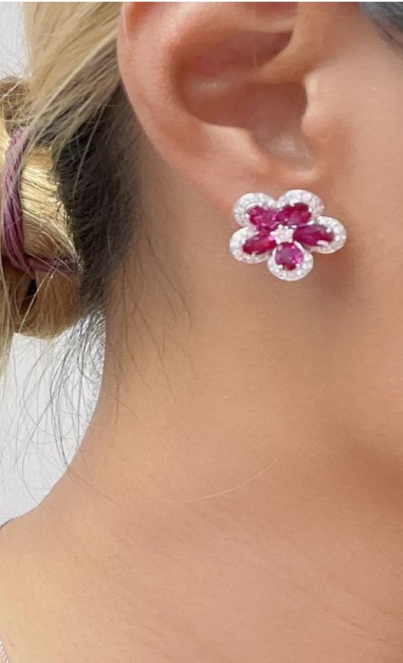 Taille mixte Boucles d'oreilles en or 18 carats avec magnifiques fleurs en rubis naturel et diamants de 6 carats, 23 500 $, Neuf avec étiquette en vente