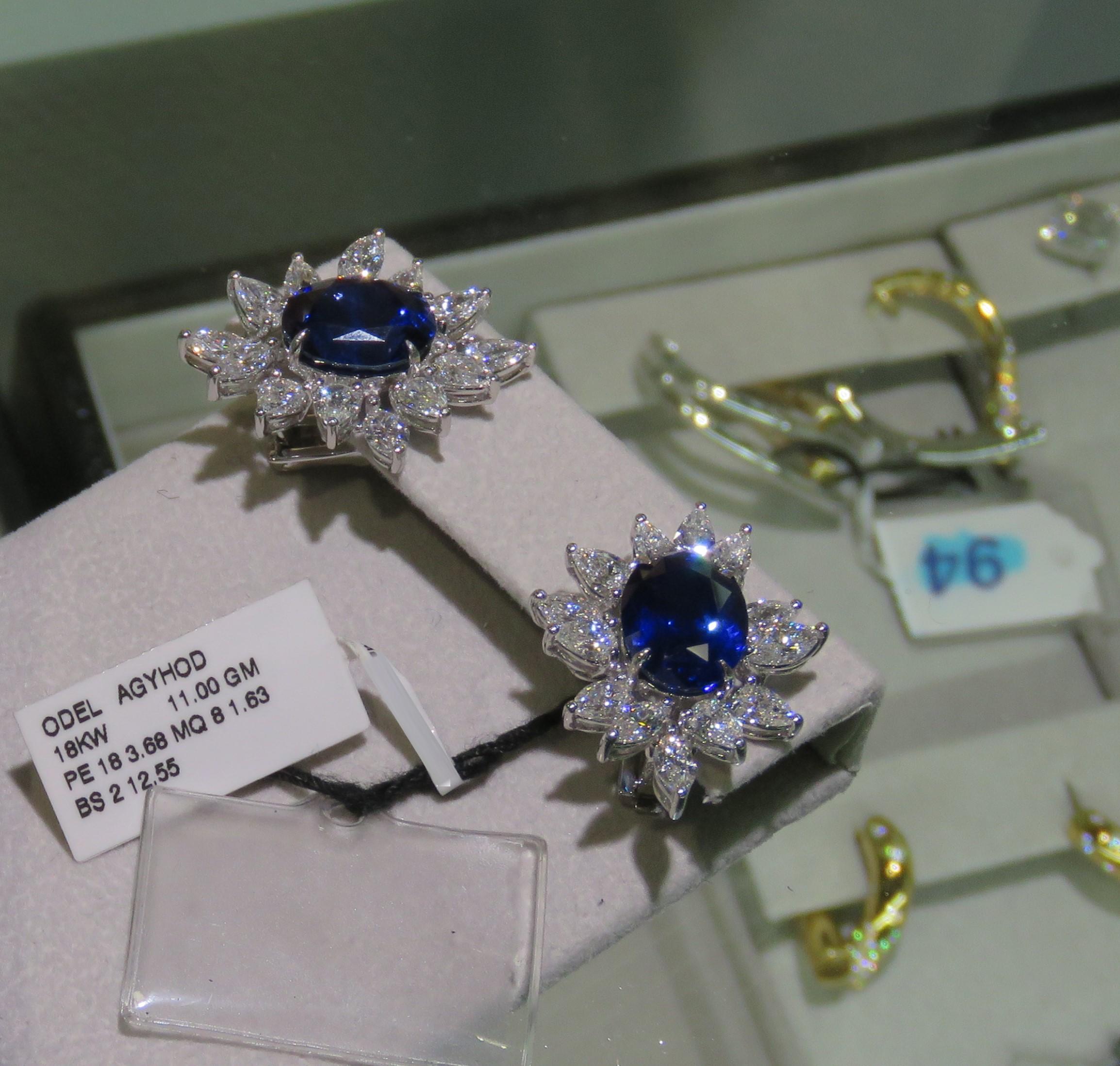 Taglio ovale NWT $240.000 Magnifici orecchini di diamanti con zaffiro blu di Ceylon grandi e di fantasia 18KT in vendita
