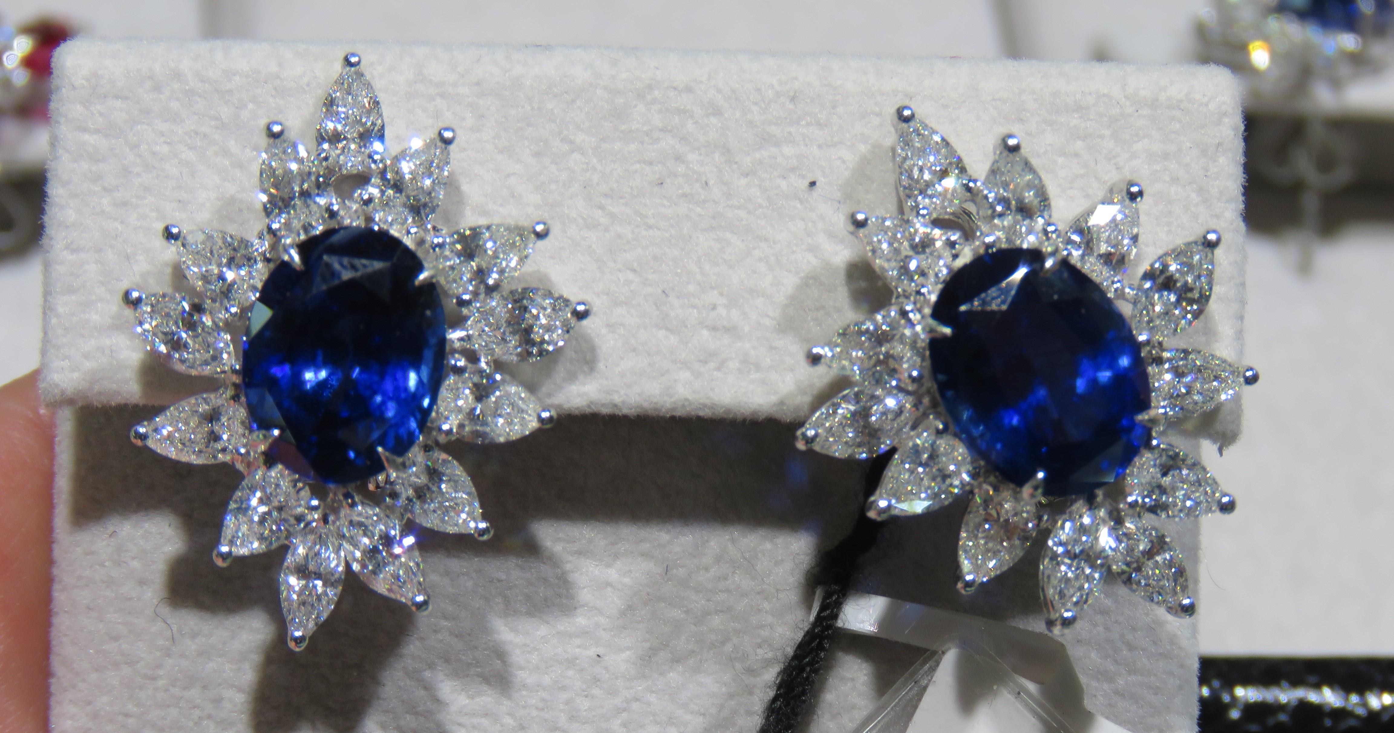 NWT $240.000 Magnifici orecchini di diamanti con zaffiro blu di Ceylon grandi e di fantasia 18KT In condizioni Nuovo in vendita a New York, NY