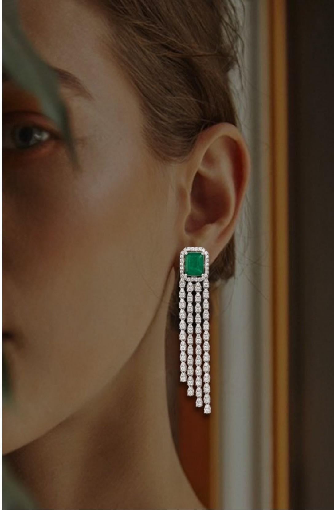 Il seguente articolo è un paio di rari penzoloni in oro 18KT con smeraldo e diamante. Gli orecchini sono composti da splendidi orecchini con diamante verde smeraldo finemente incastonati!!! T.C.W. Circa 8CTS.  Questi splendidi orecchini sono una