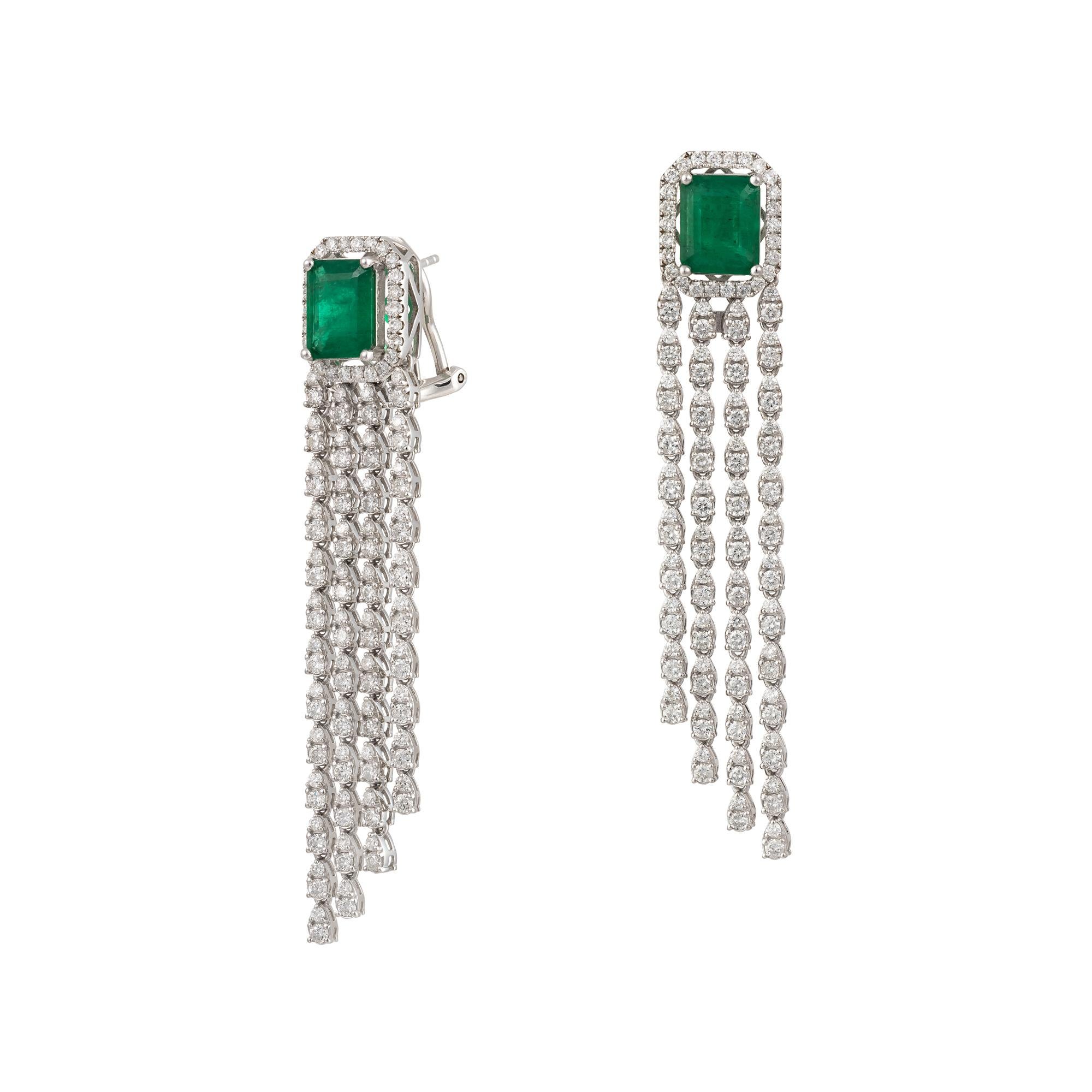 Taglio smeraldo NWT $25,000 18KT Orecchini a goccia con diamante e smeraldo verde scintillante in vendita
