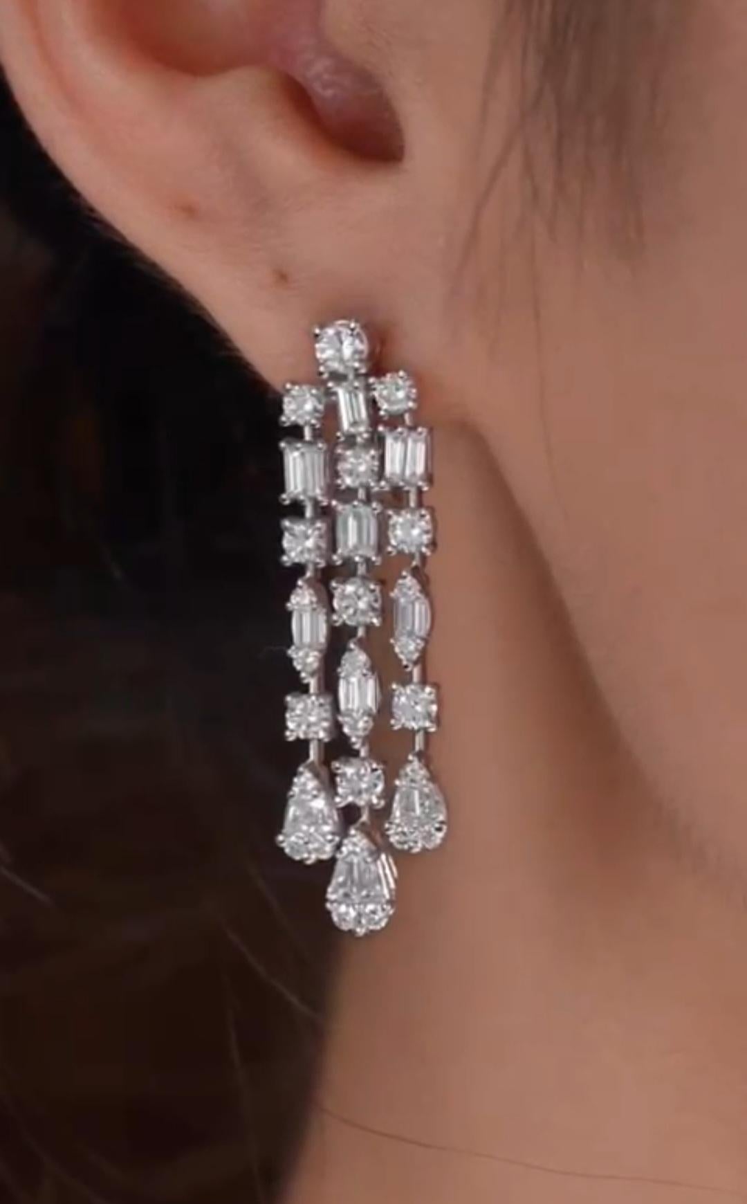 NWT $25.000 Orecchini a goccia in oro 18KT con diamanti a lampadario di rara fantasia In condizioni Nuovo in vendita a New York, NY