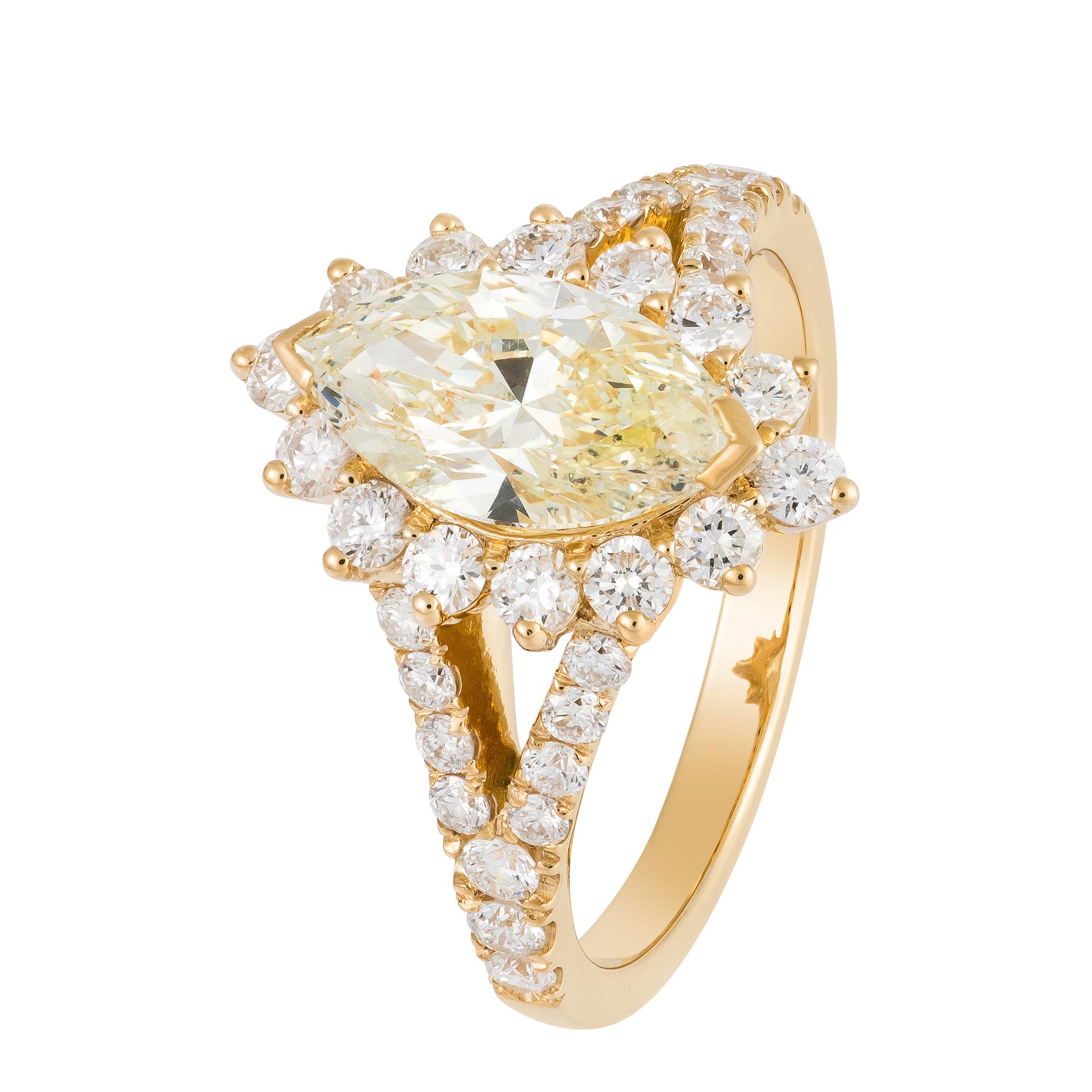 Il seguente oggetto è un anello con diamanti gialli di fantasia in oro 18KT. Splendidamente composto da un diamante giallo finemente incastonato e circondato da diamanti scintillanti!!! T.C.W. Circa 2.75CTS.  Questo splendido anello è un raro