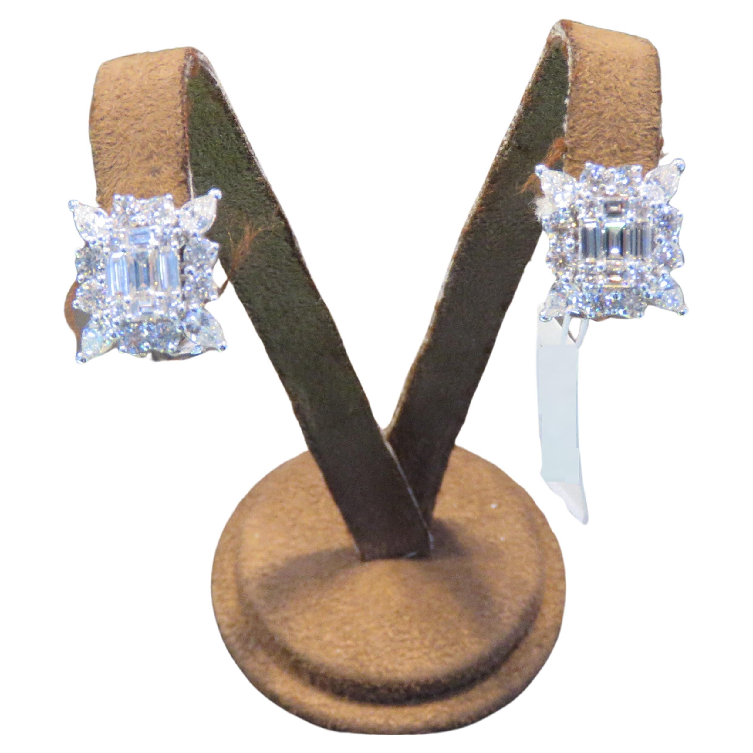 NWT $26, 000 18KT Gold Large Fancy Illusion Glittering Diamond Stud Earrings For Sale
