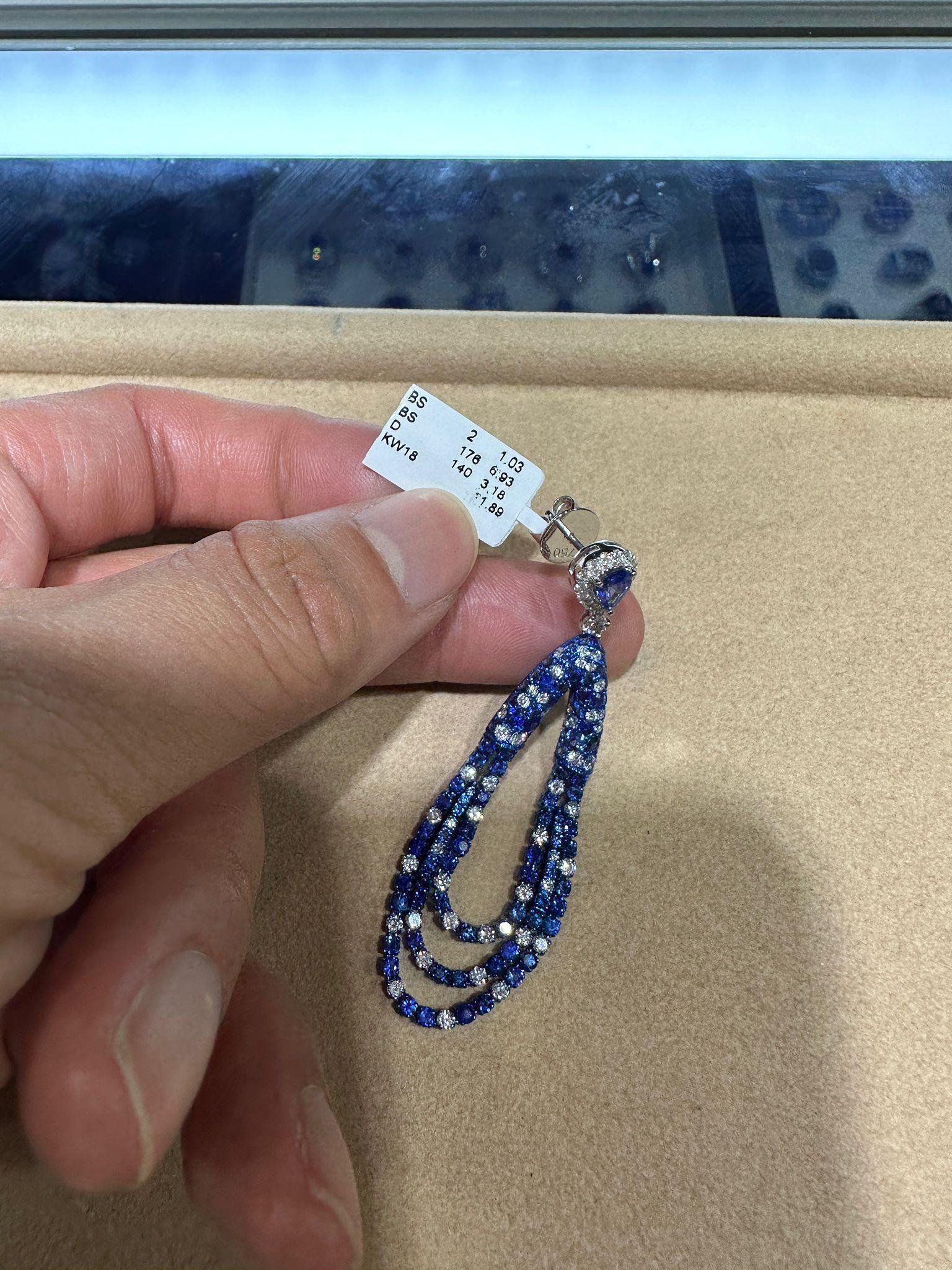 NEU $26, 800 Seltene Weißgold-Ohrringe mit wunderschönen großen blauen Saphiren und Diamanten im Fancy-Schliff im Zustand „Neu“ im Angebot in New York, NY