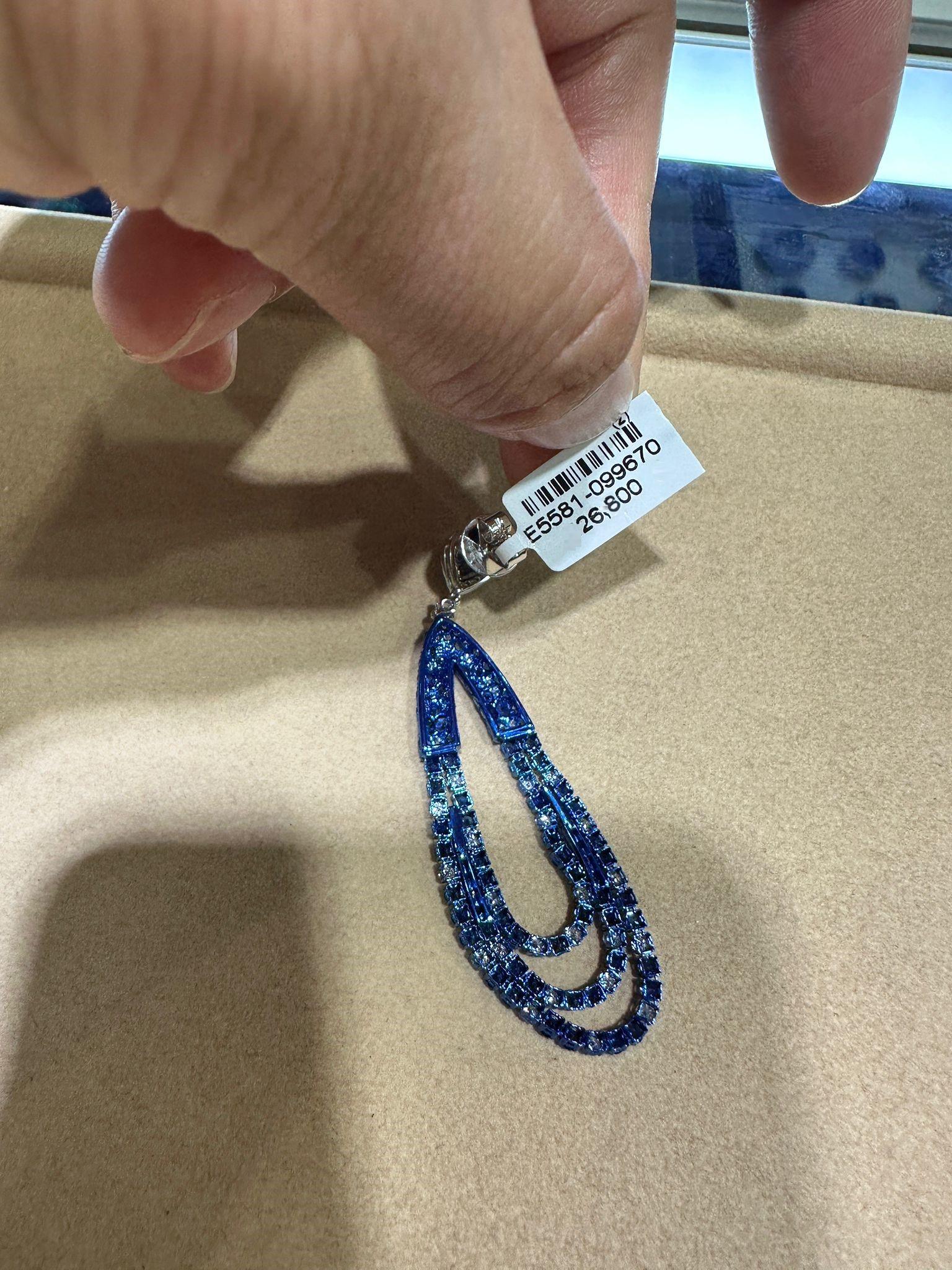 NEU $26, 800 Seltene Weißgold-Ohrringe mit wunderschönen großen blauen Saphiren und Diamanten im Fancy-Schliff Damen im Angebot