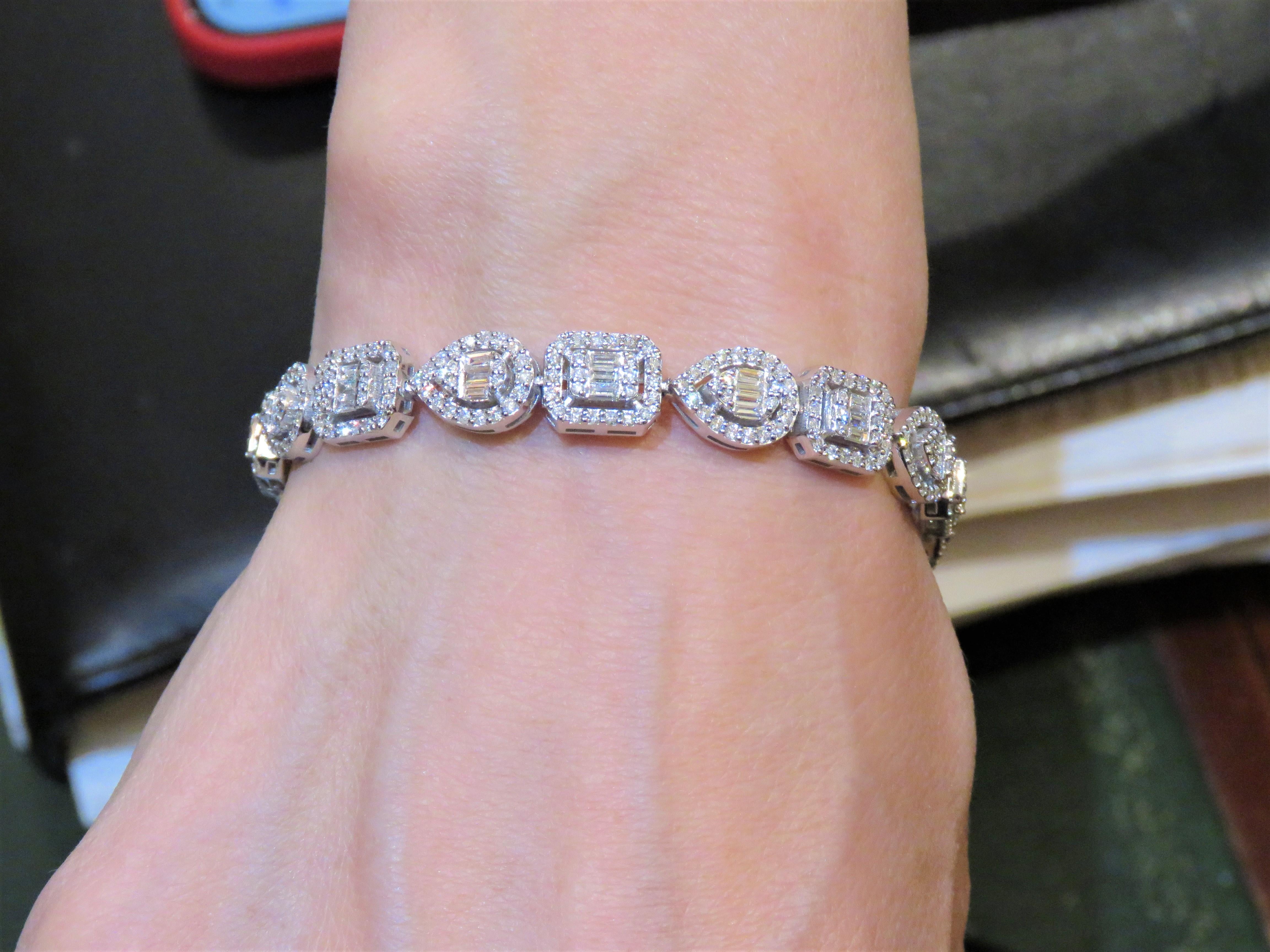 Taille mixte Grand et magnifique bracelet tennis rare en or 18 carats avec diamants de forme fantaisie, 26 400 $, Neuf avec étiquette en vente