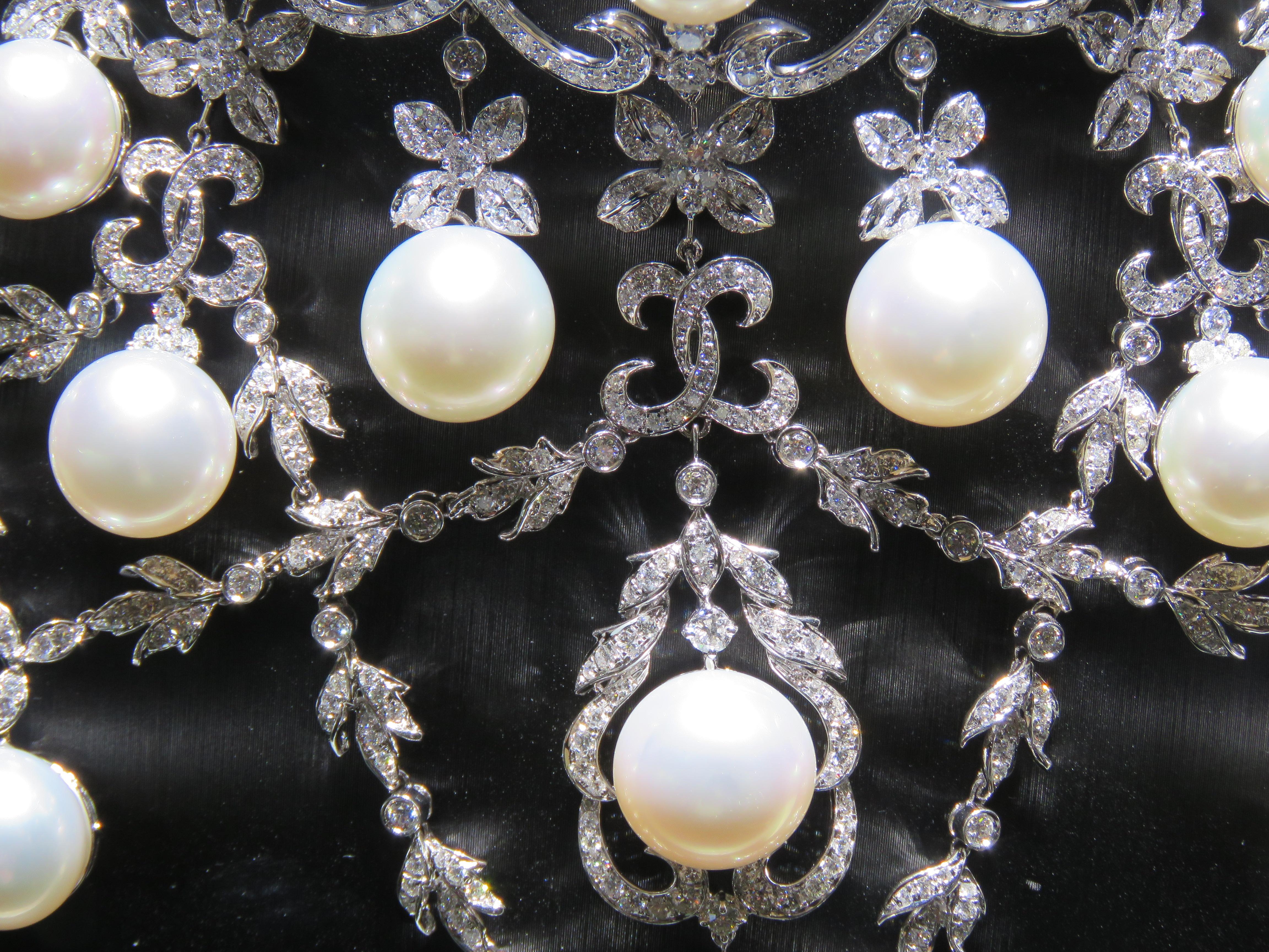 Taglio misto NWT $265, 000 18KT Huge South Sea Pearl Fancy Draping Elaborate Diamond Necklace in vendita